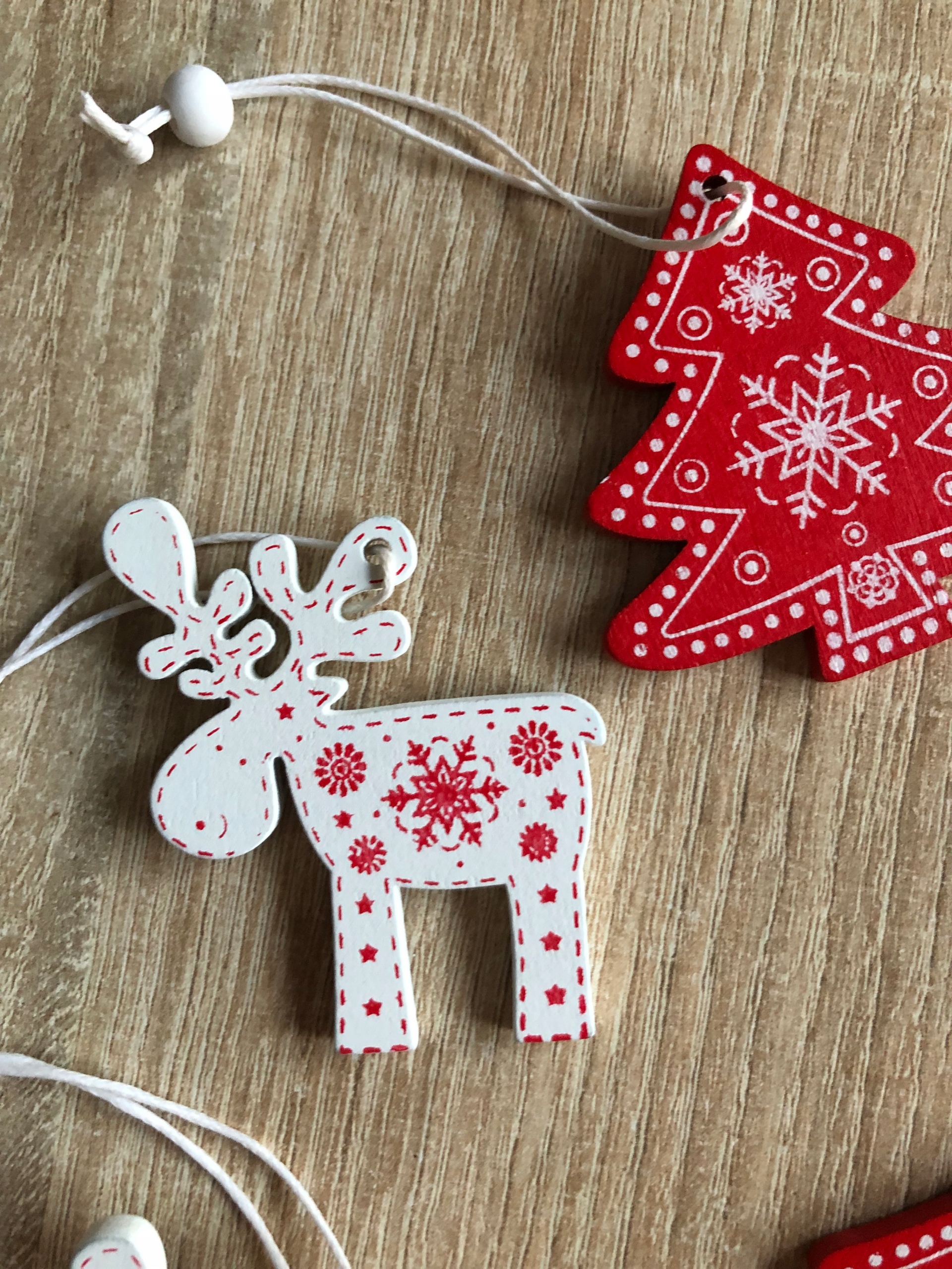 ZAWIESZKI DREWNIANE BIAŁE CZERWONE 12 SZTUK Marka Emized