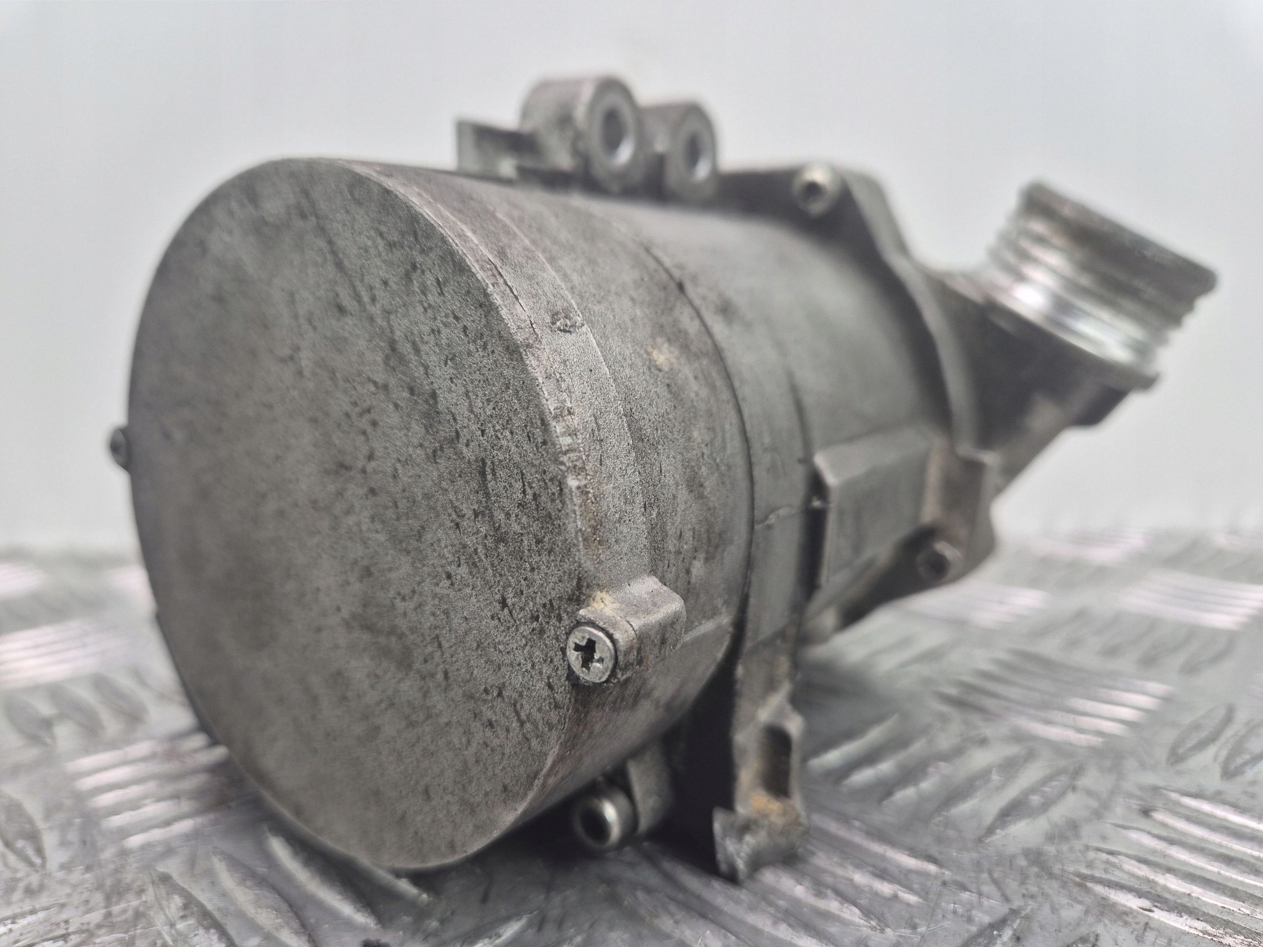 BMW 3 E90 E91 323i N52 water pump 7583836