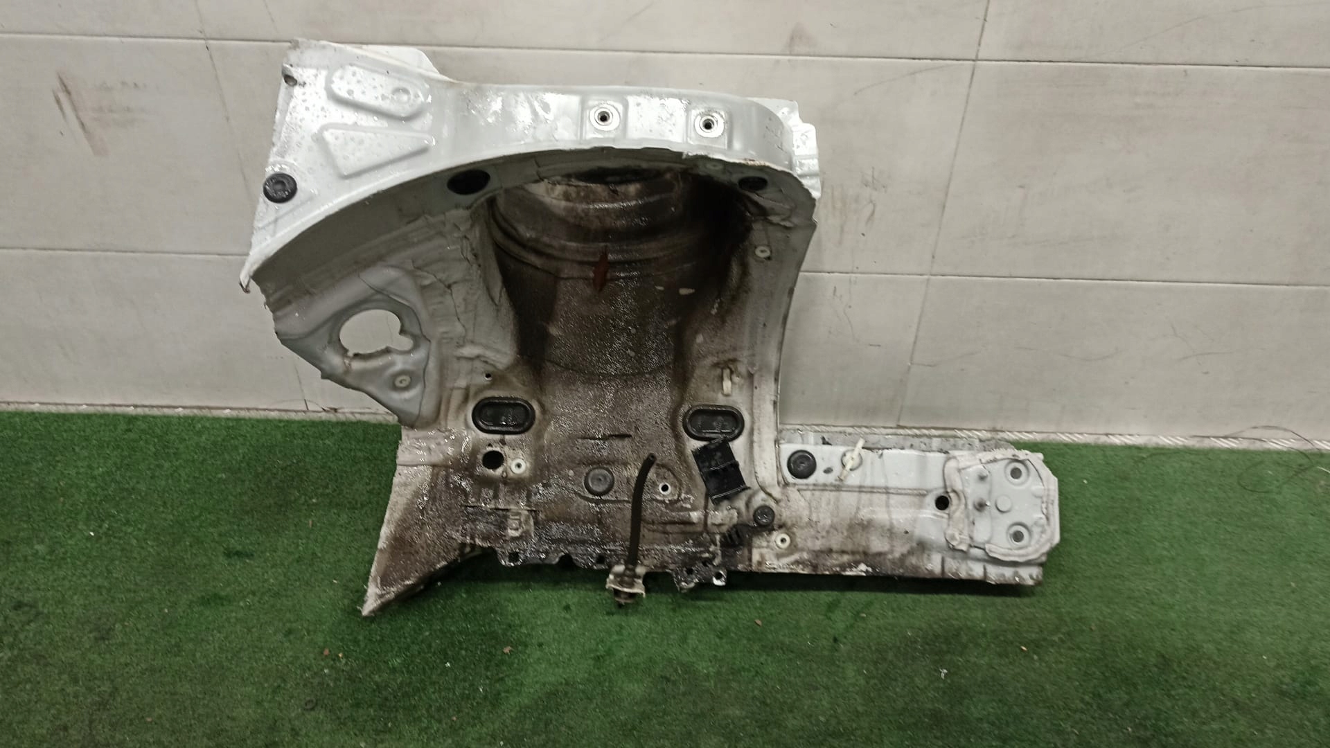 BMW X1 F48 quarter quarter placement right front A300