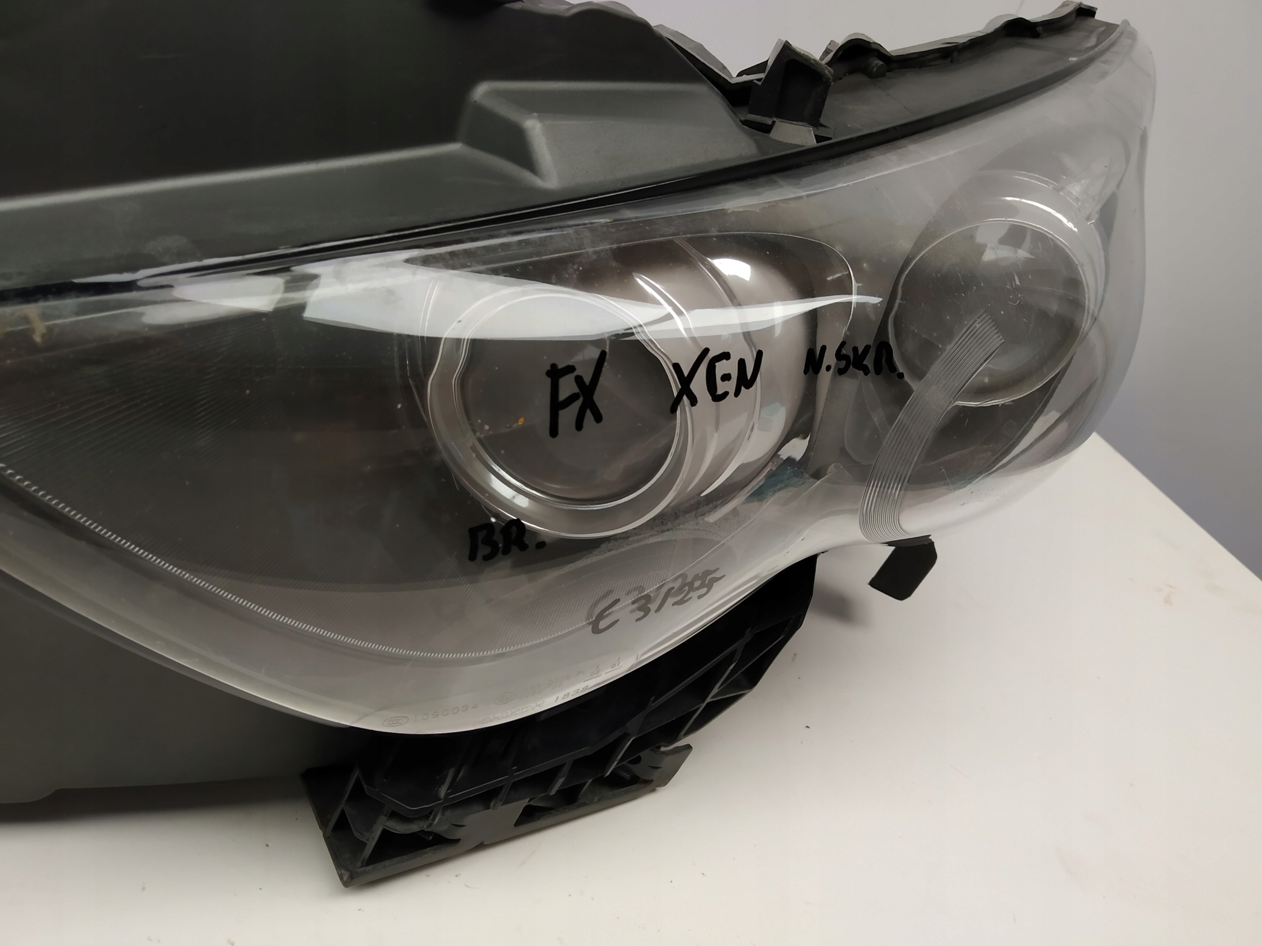 2008r + Infiniti FX II reflektor light xenon front left Nie positioning