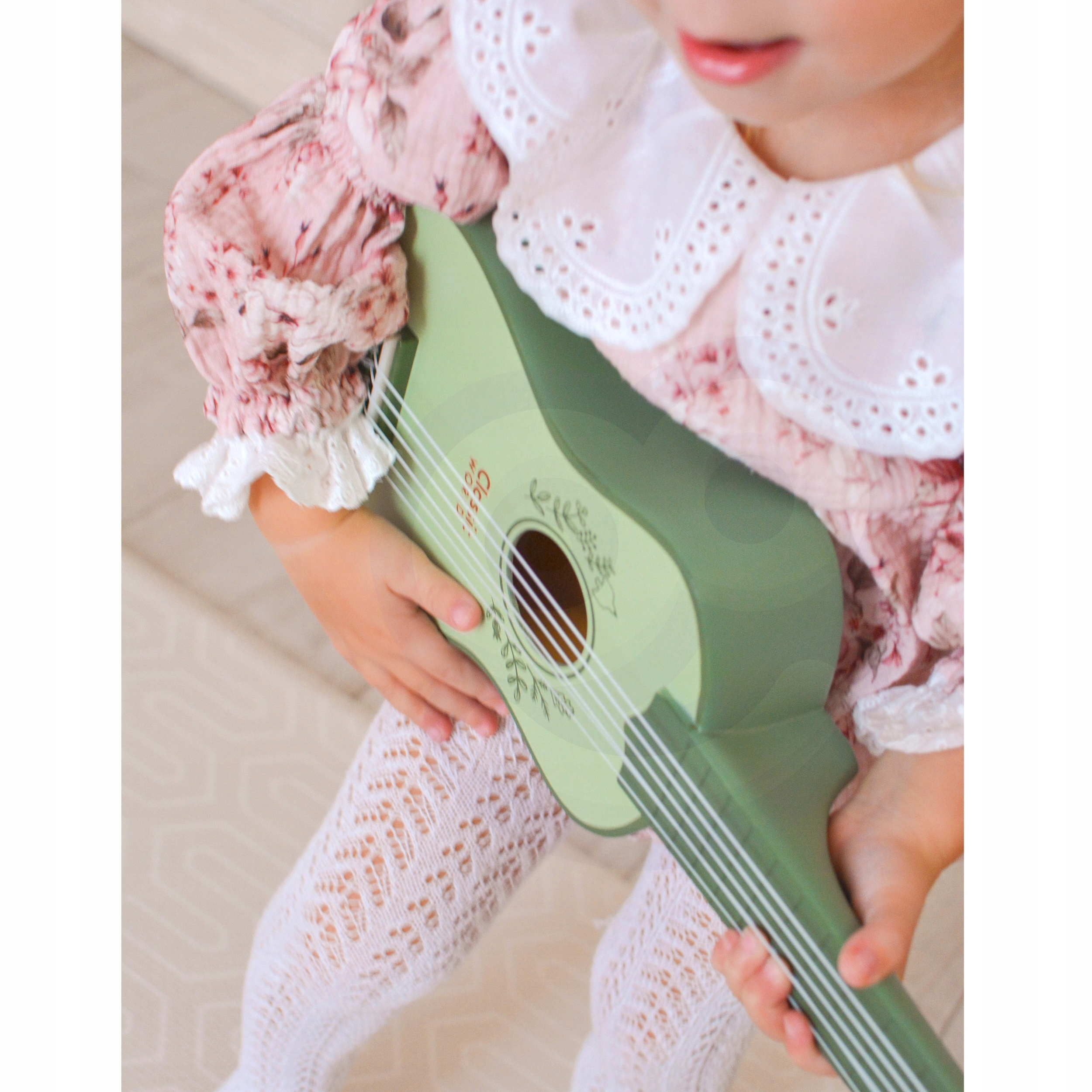 DREWNIANA GITARA KLASYCZNA VINTAGE PASTELOWA 6 STRUNOWA 53cm CLASSIC WORLD Marka Classic World