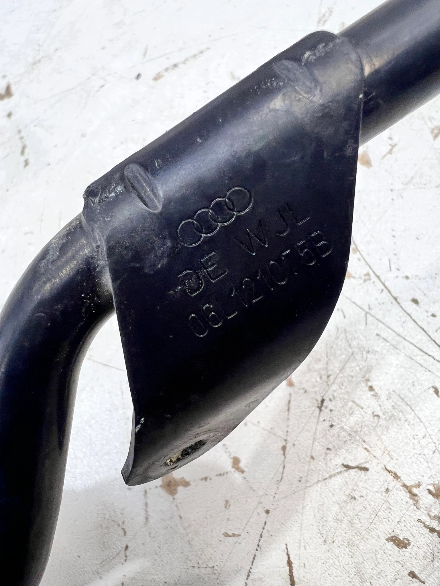 cijevčica prijenos vode AUDI A4 B8 A5 A6 C7 2.0 TFSI 06L121075B