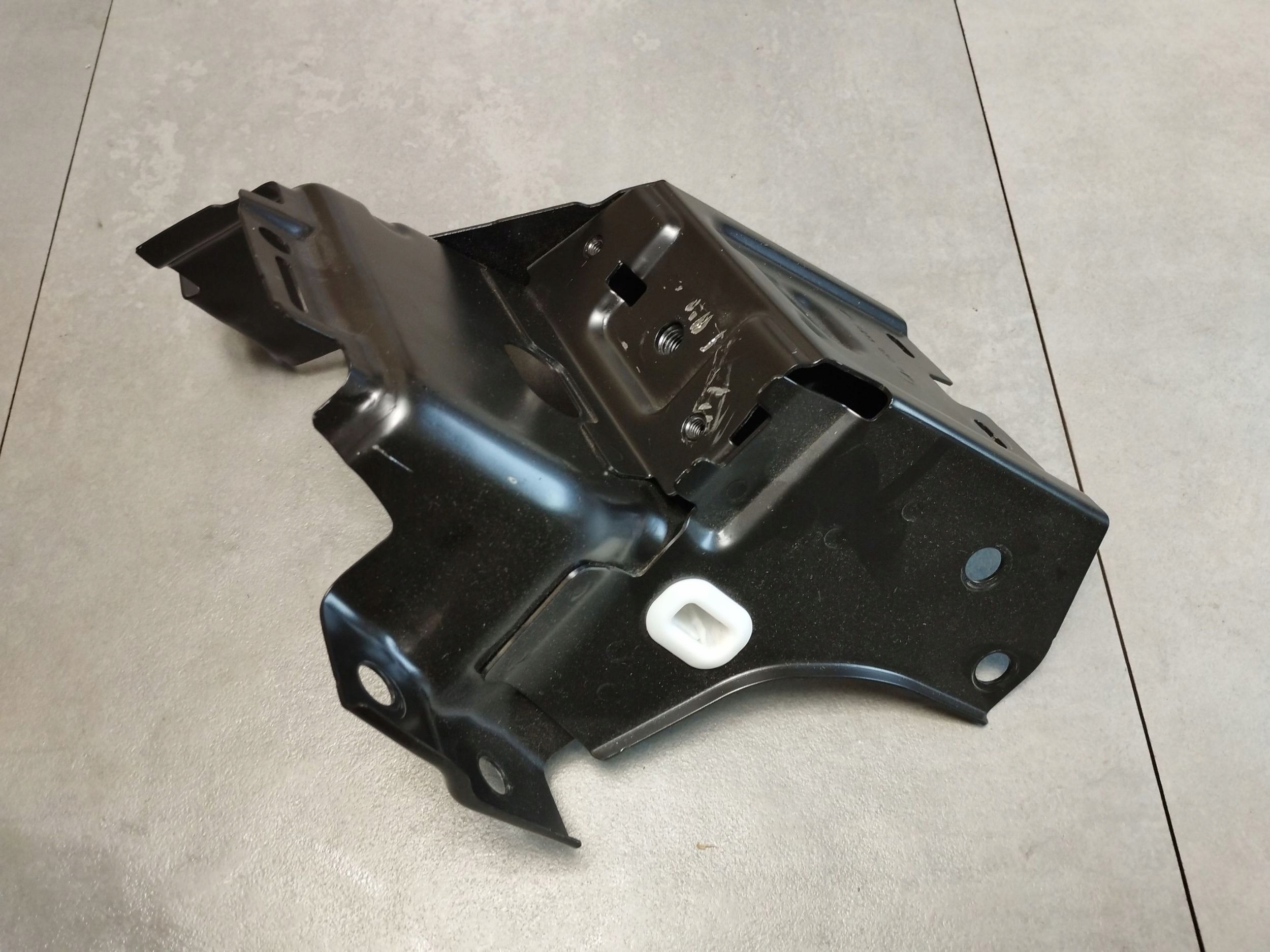 Mercedes-Benz E W213 console bracket A2136308800