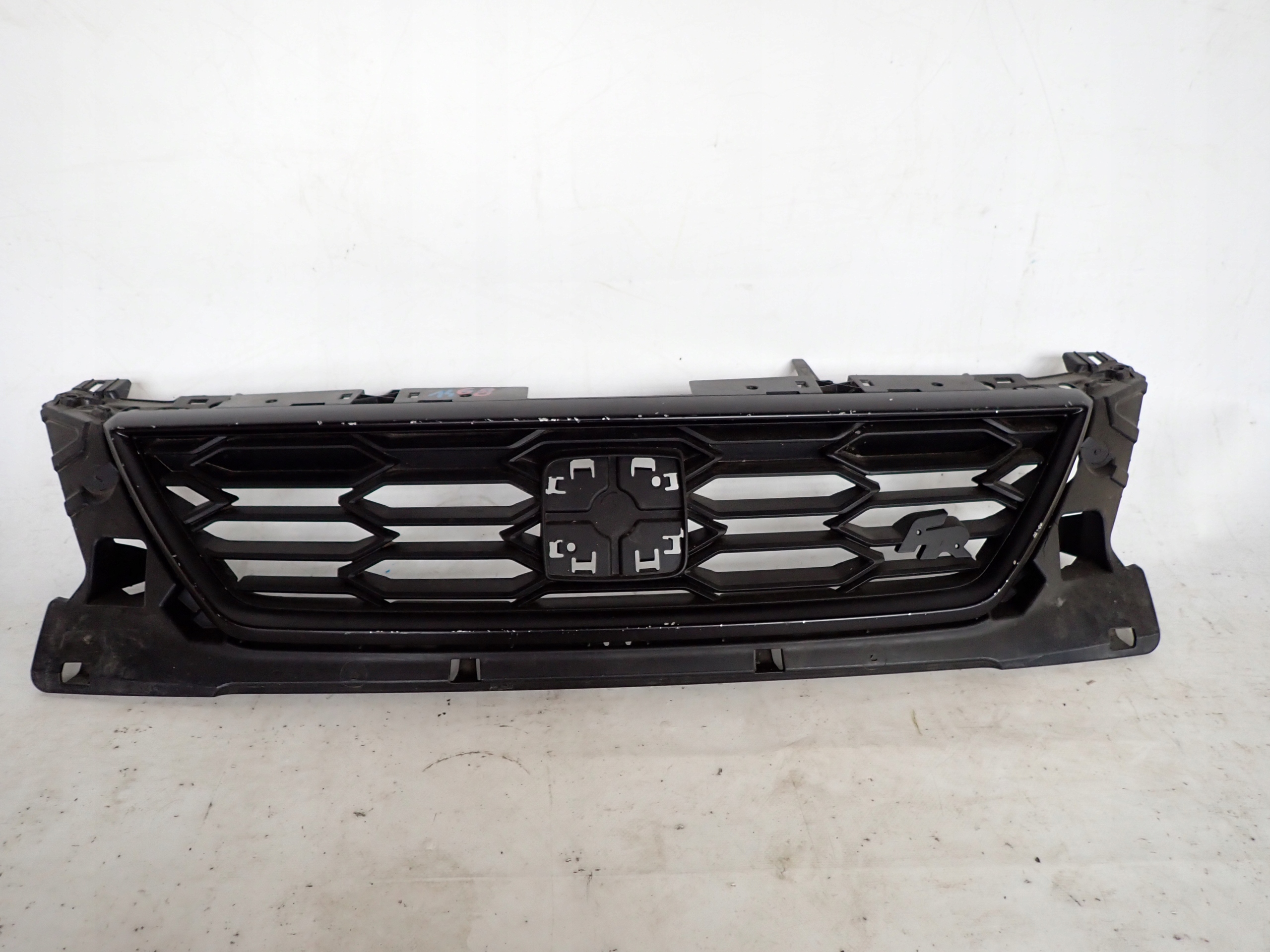 seat Leon III рестайлинг FR 16- решетка радиатора 5F0853654J