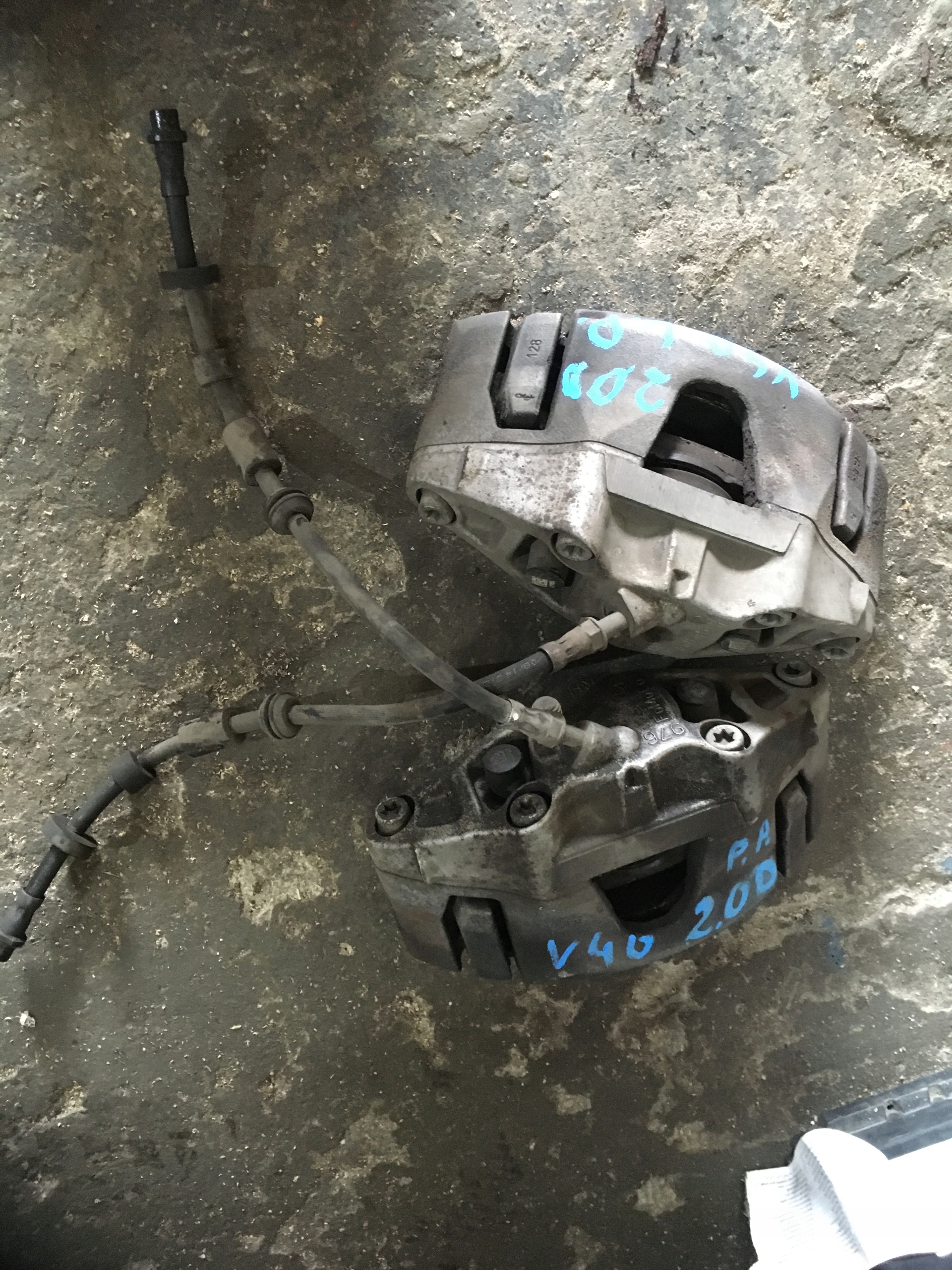 19 VOLVO V40 II 12-передний правый зажим 976