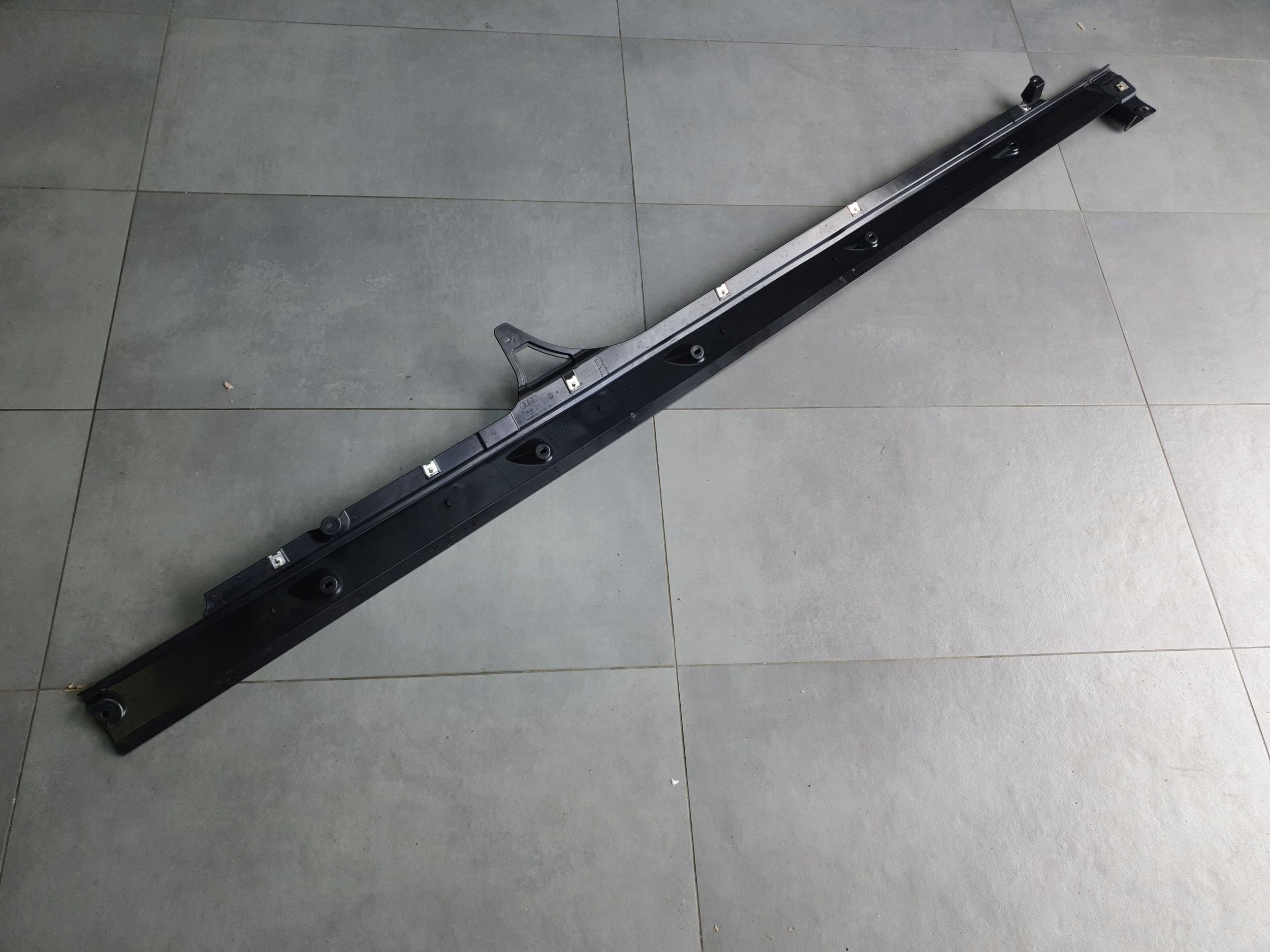 Audi Q8 cover chassis side right 4M8825212