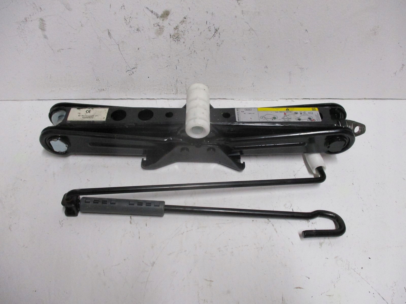 podnośnik AUDI 8W0011031A