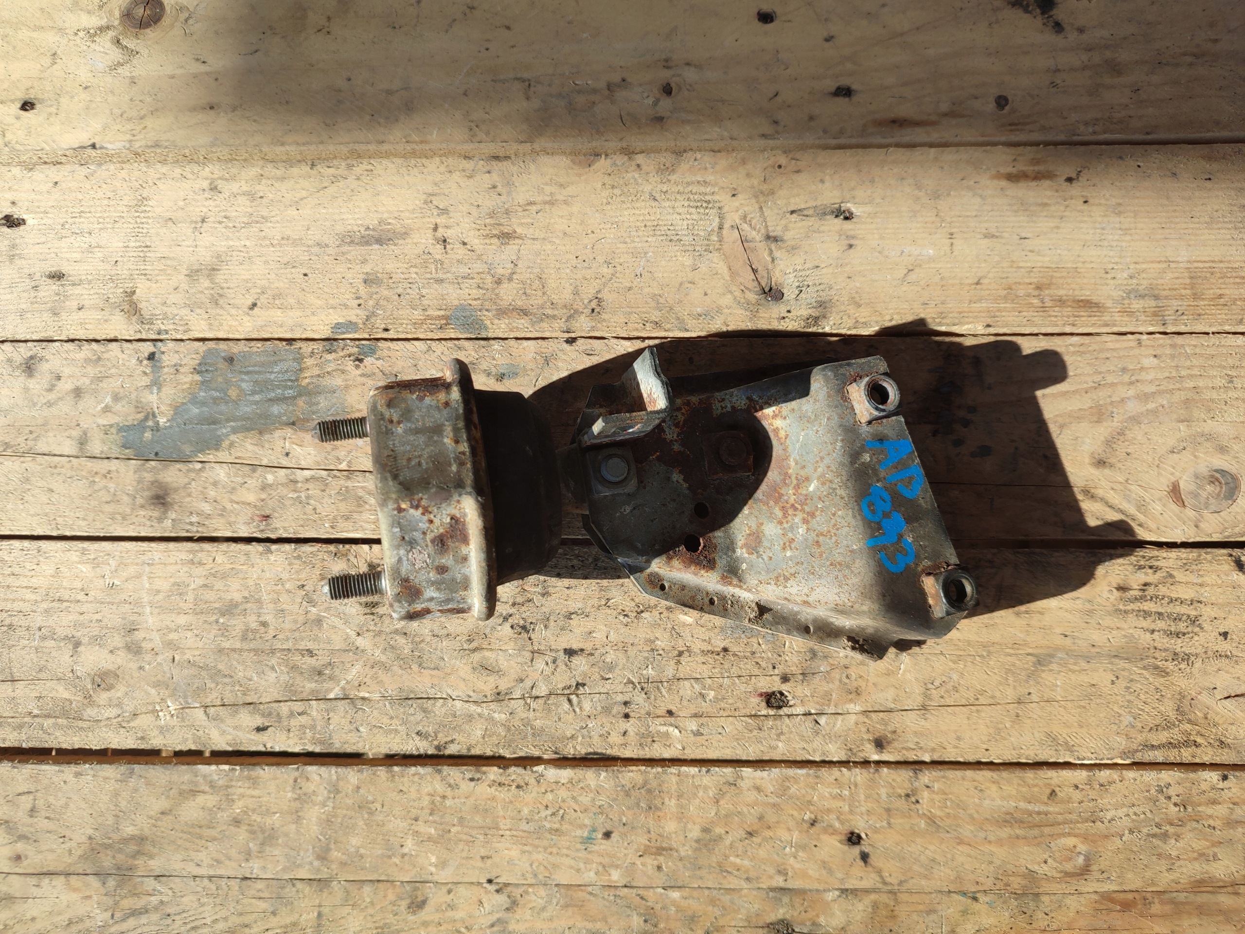 engine mount left VOLKSWAGEN 7D0399107AC