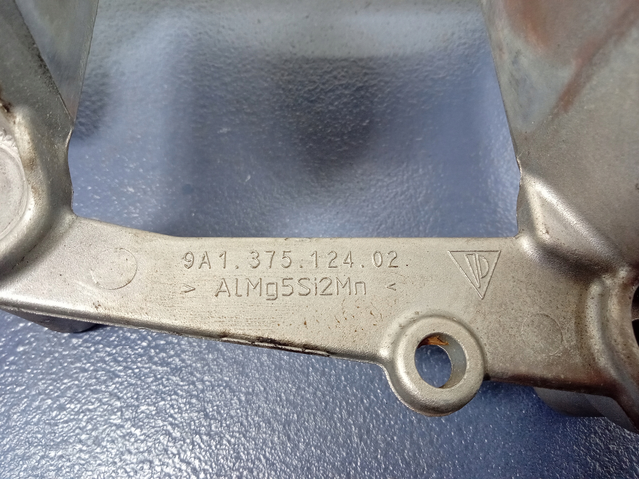 CAYMAN II 981 3.4 кронштейн Двигателя 9A137512402