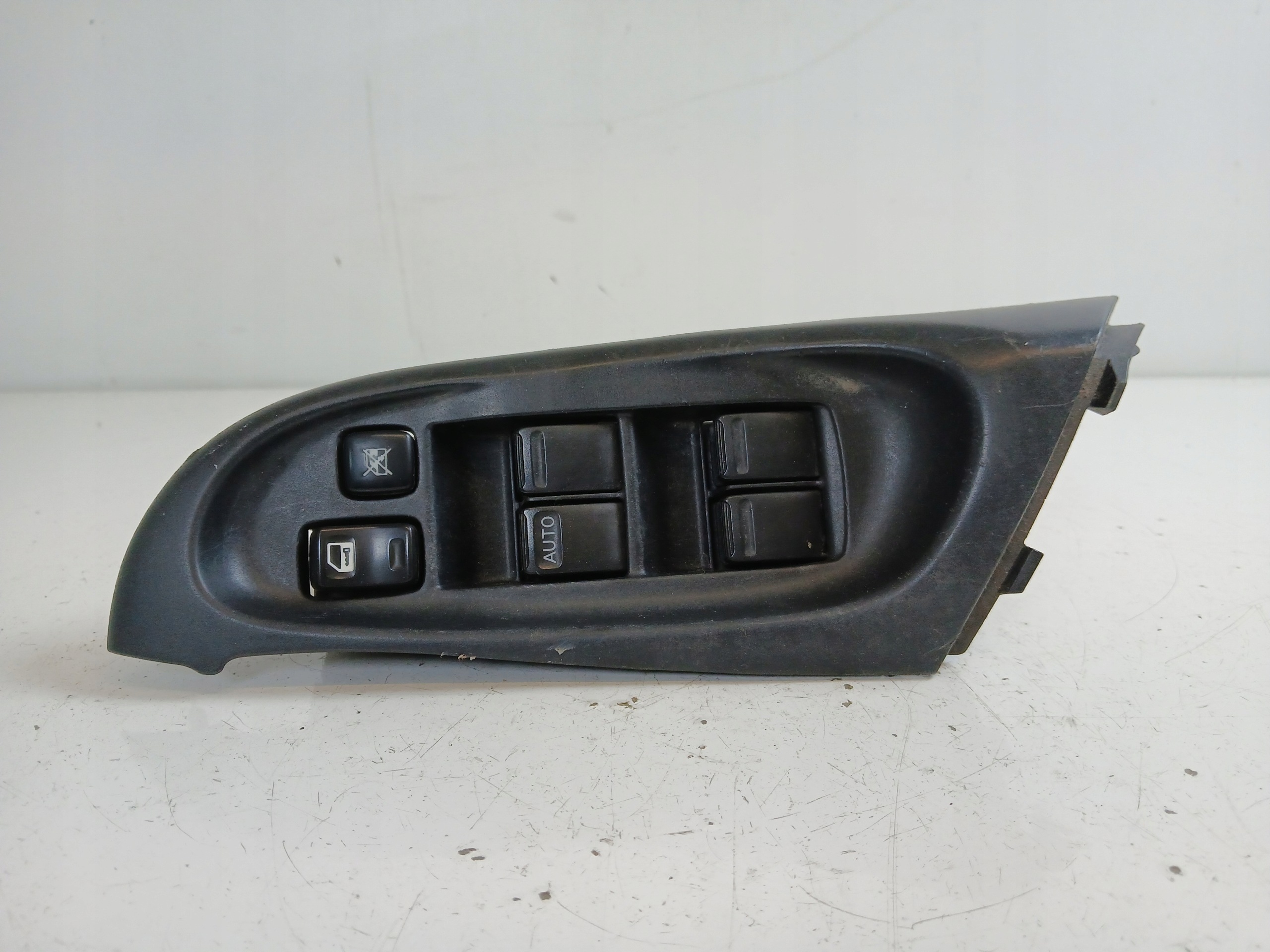 NISSAN ALMERA N16 PANEL okna levý předek