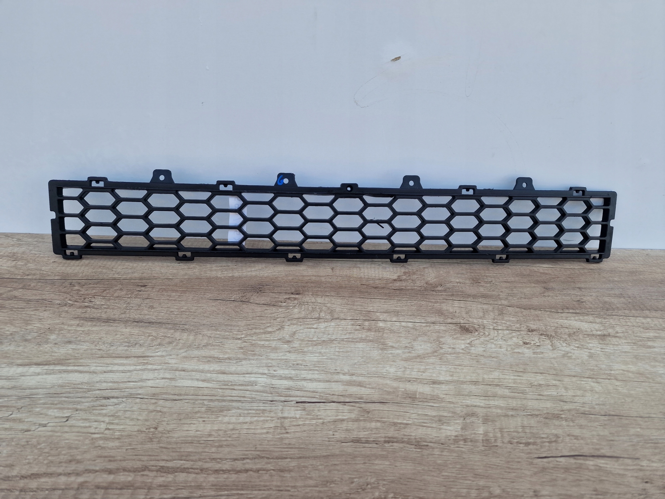 CHEVROLET CAPTIVA grid of a bumper front central