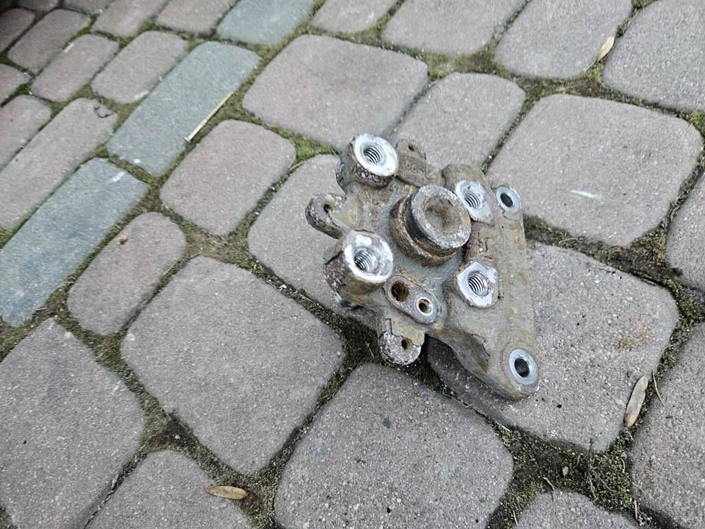 Trzpien bracket holder hubs rear part left Adam Opel Corsa E 067L
