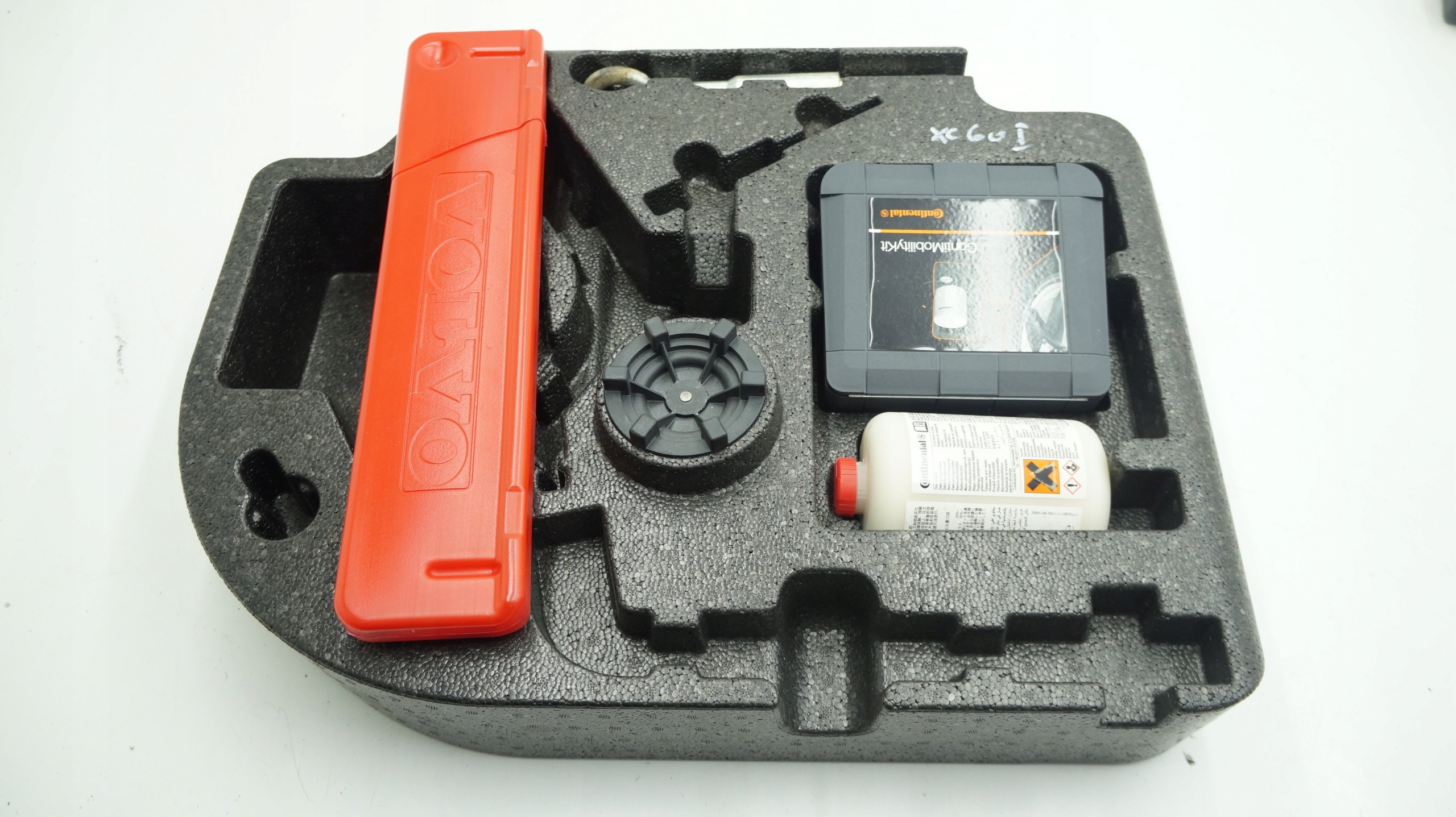 VOLVO XC60 И КОМПЛЕКТ ДЛЯ РЕМОНТА КОЛЕСА КОМПРЕССОРА