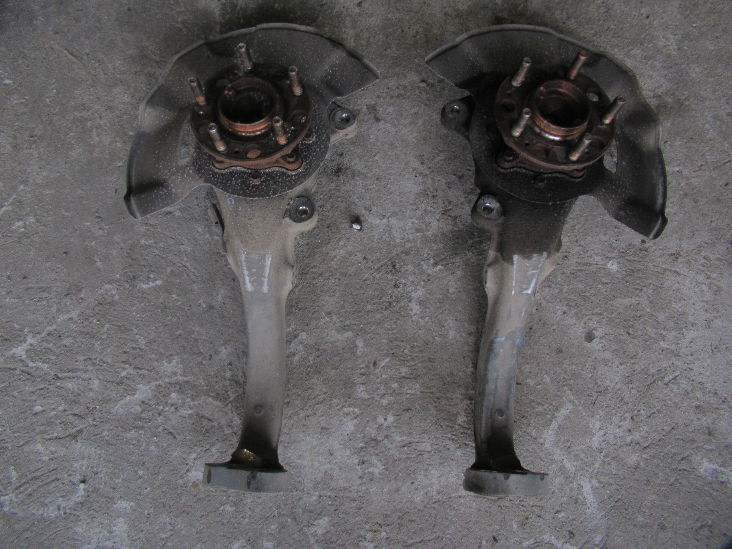 Hyundai ЕКУС GENESIS 2015 R. 5.0 ЦАПФА ПРАВИЙ ПЕРЕД