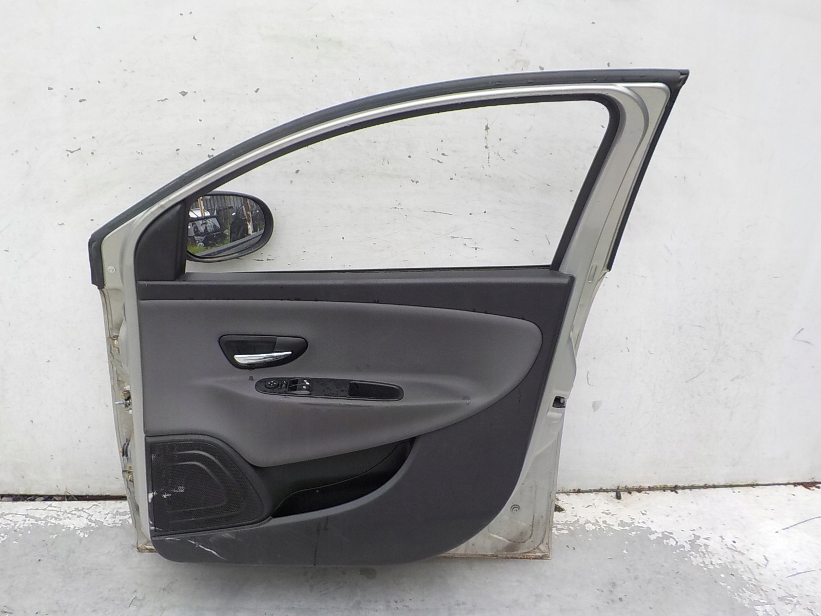373 CHRYSLER YPSILON door right front front