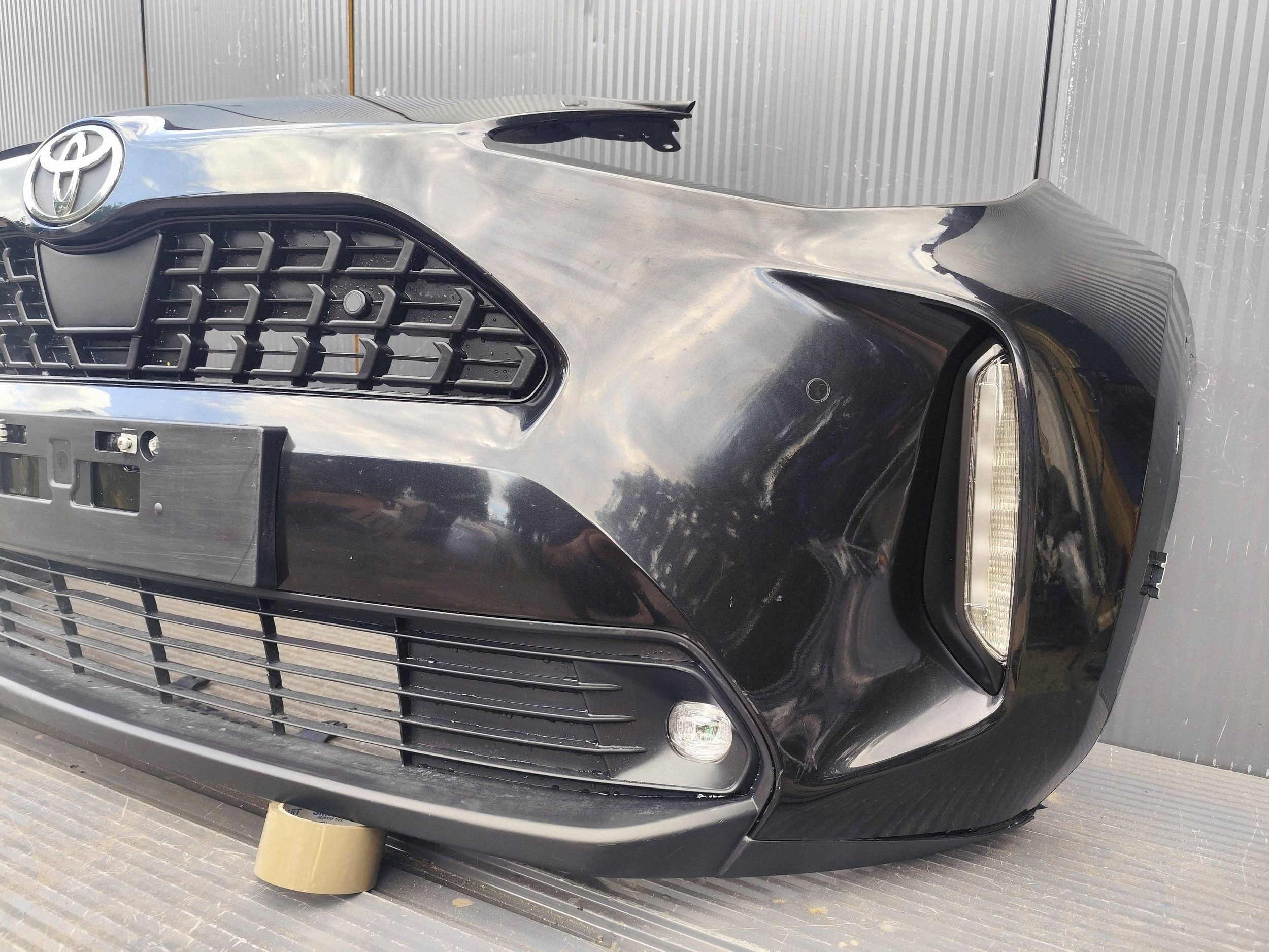 TOYOTA YARIS CROSS front bumper 4xPDC complete DEMONTAZ