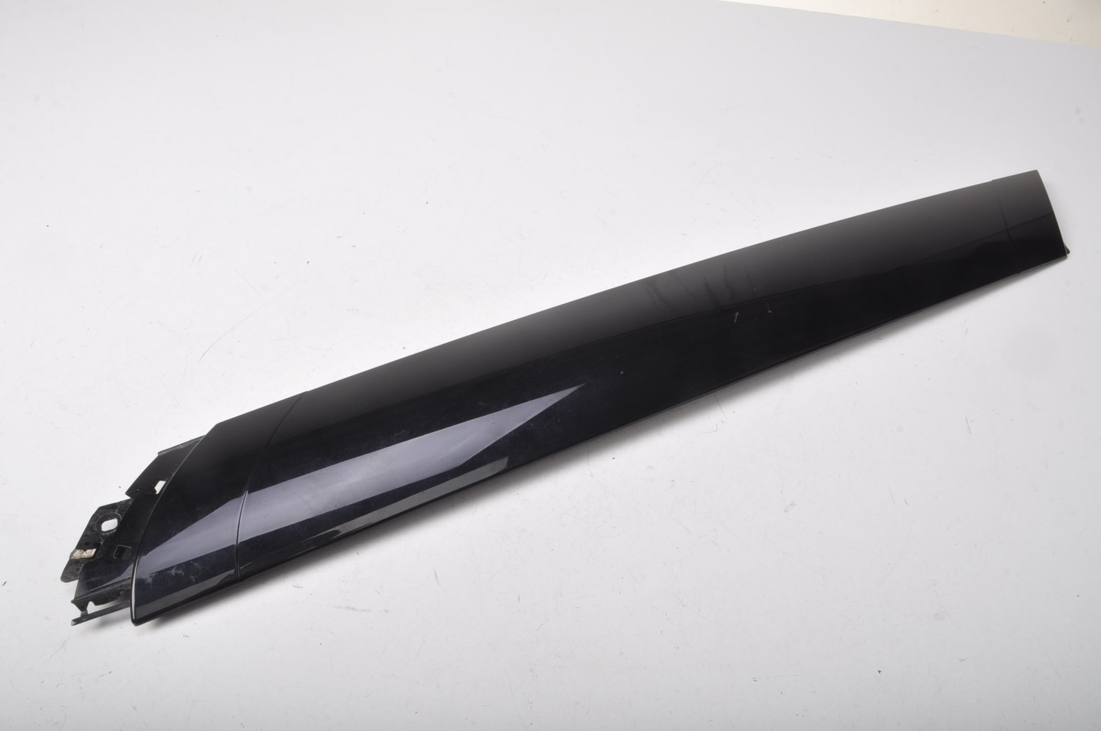 DEFENDER L663 LISTWA SŁUPKA PRZEDNIEGO PRAWA 21R