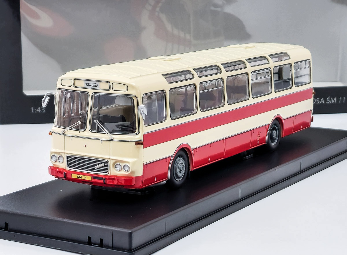 Karosa Šm 11 červená časopis s modelem (šedá podlaha) Mk model 1:43