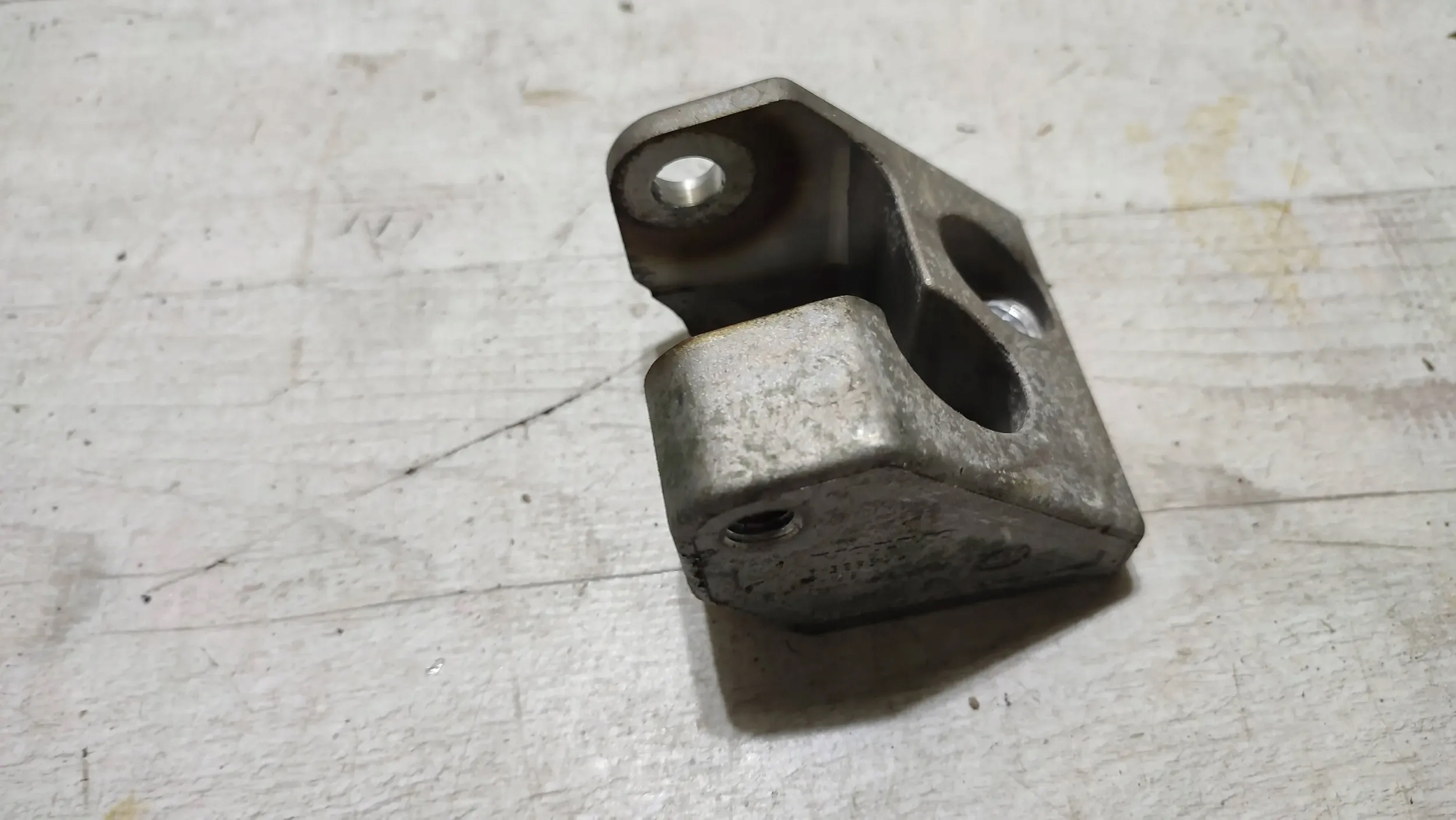 Volvo V40 II 2018r console engine mount