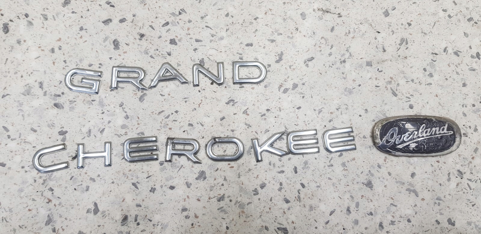 LOGO EMBLEMAT ZNACZEK NAPIS GRAND CHEROKEE II WJ