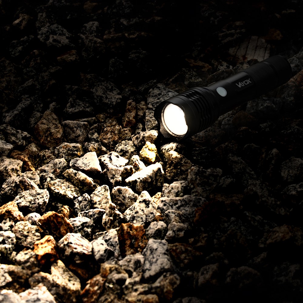 BARDZO MOCNA LATARKA TAKTYCZNA LED IPX AKUMULATOROWA USB-C SZPERACZ ZOOM Maksymalna siła światła 800 lm