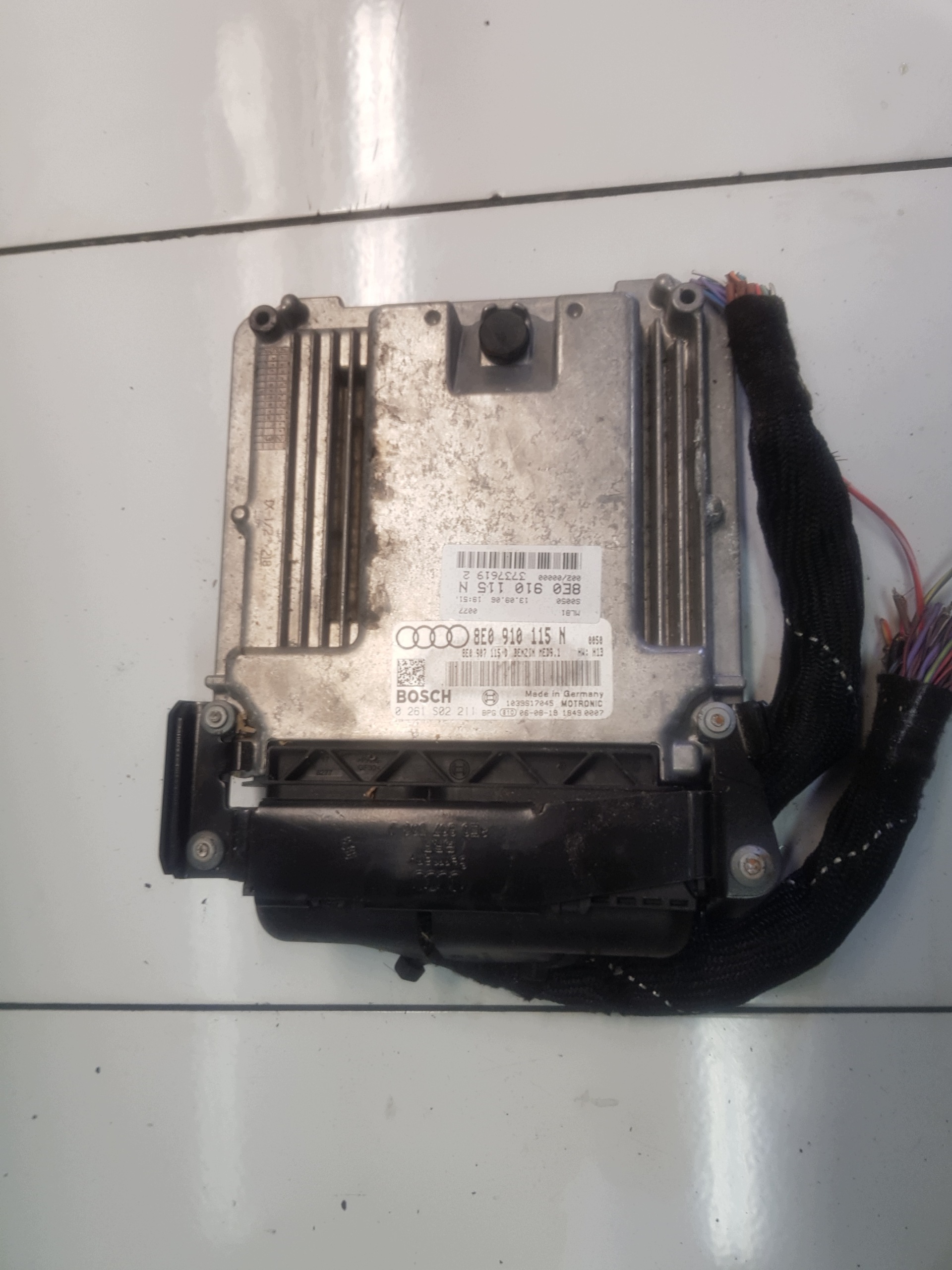 AUDI A4 B7 2.0TFSI computer motore centralina 8E0910115N 0261S02211