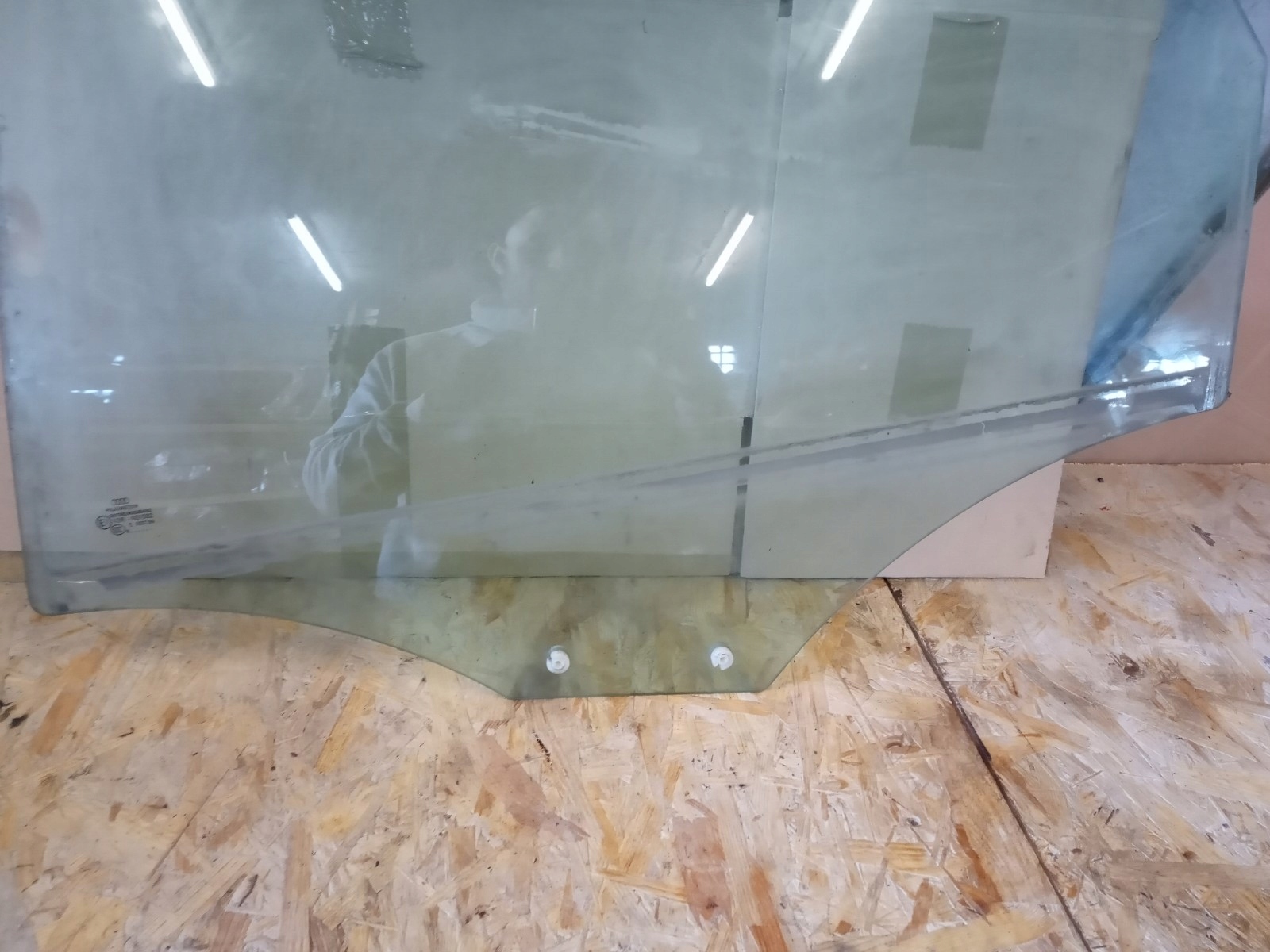 AUDI A4 B8 sedan window side door left rear part 2009