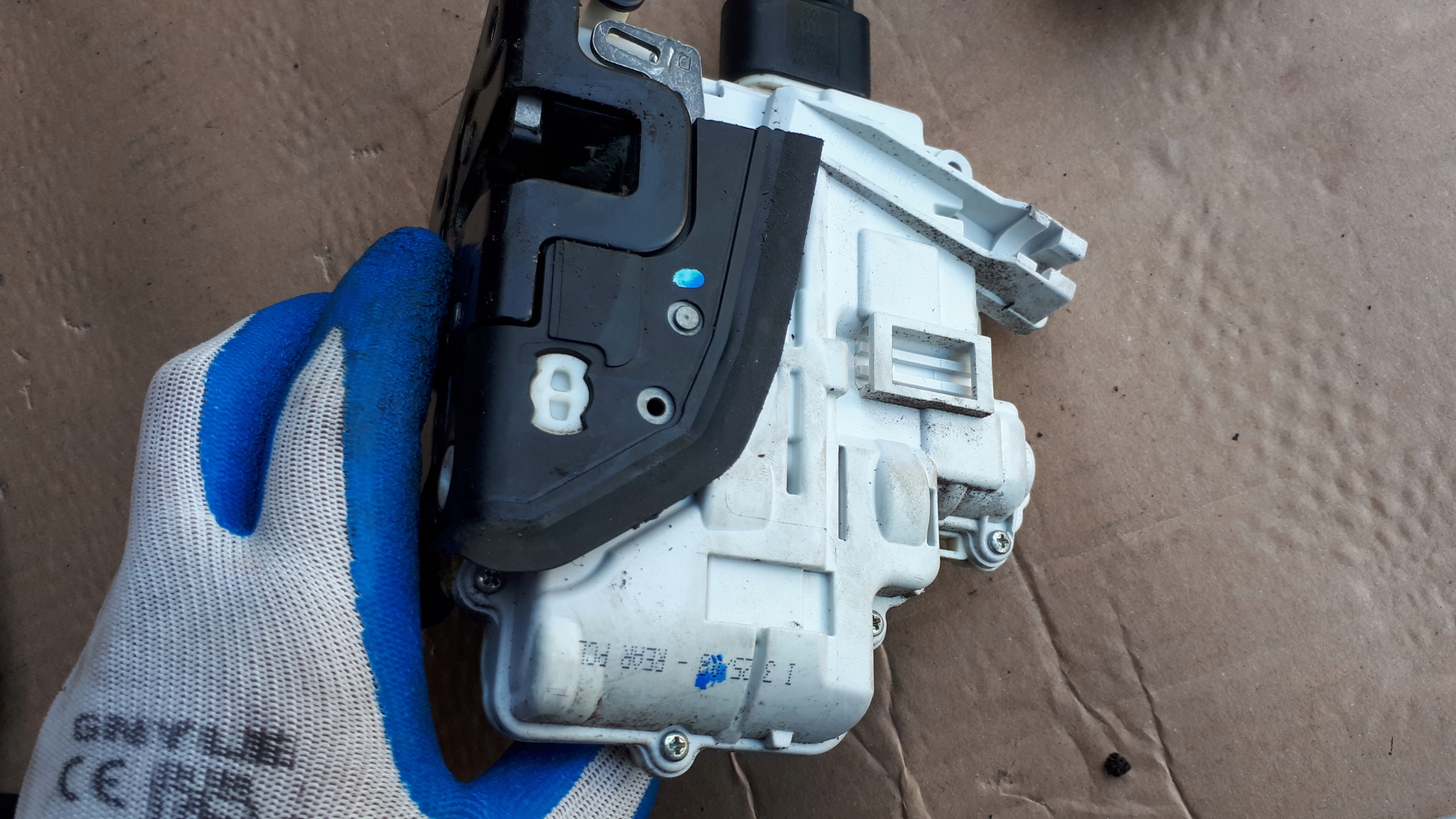 Q7 4L lock door right rear part 9 PIN 3C4839016C