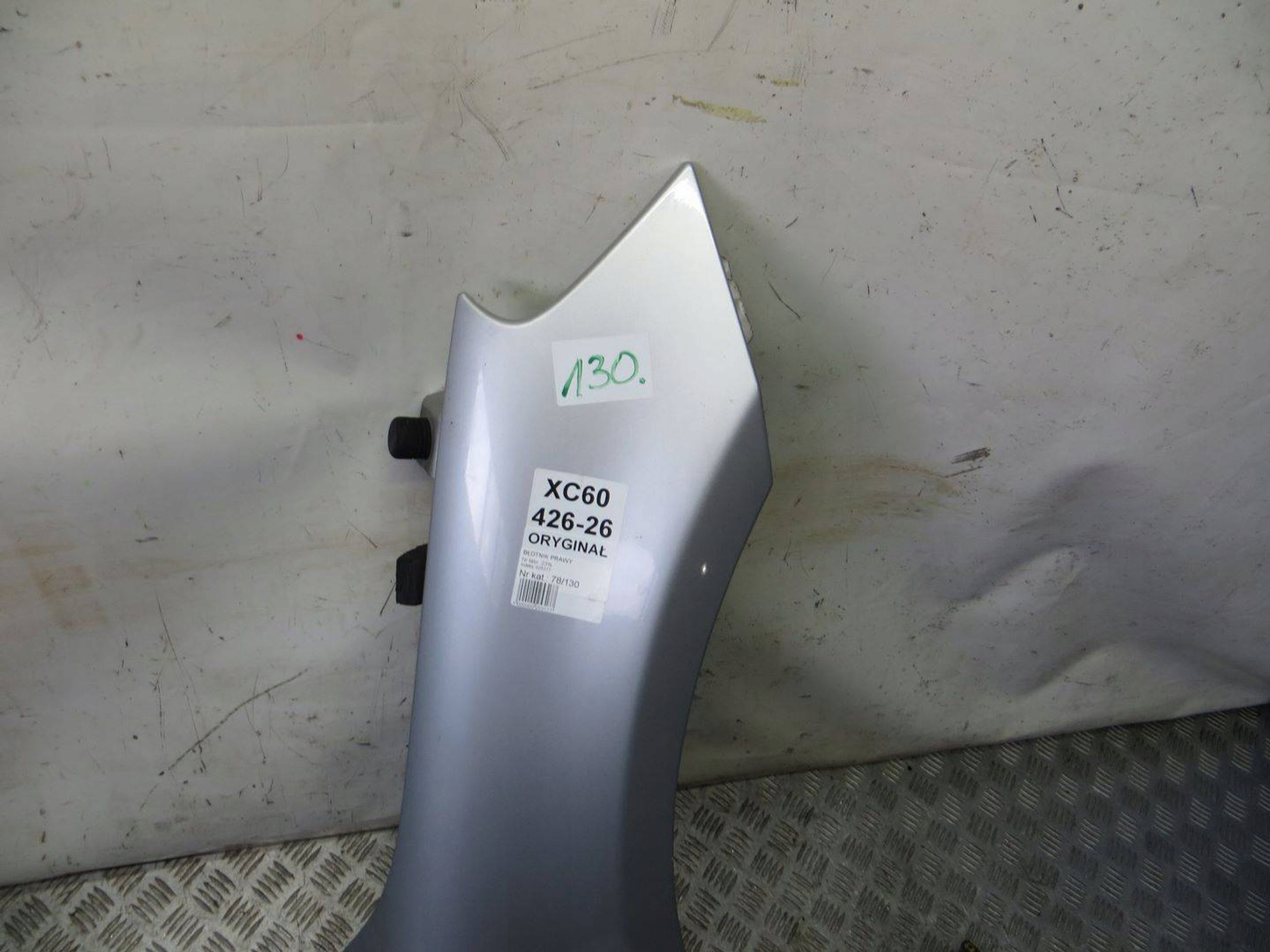 VOLVO XC60 BŁOTNIK PRAWY PRZÓD 426- 08- Strona zabudowy przód - prawa