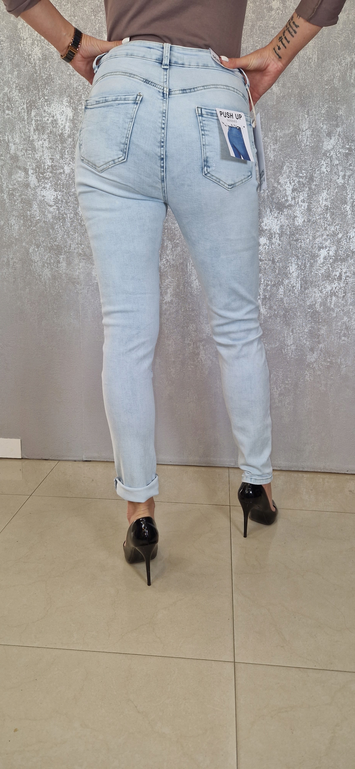 Spodnie Damskie Błękitne Jeansy Modelujące PUSH UP Kolor niebieski