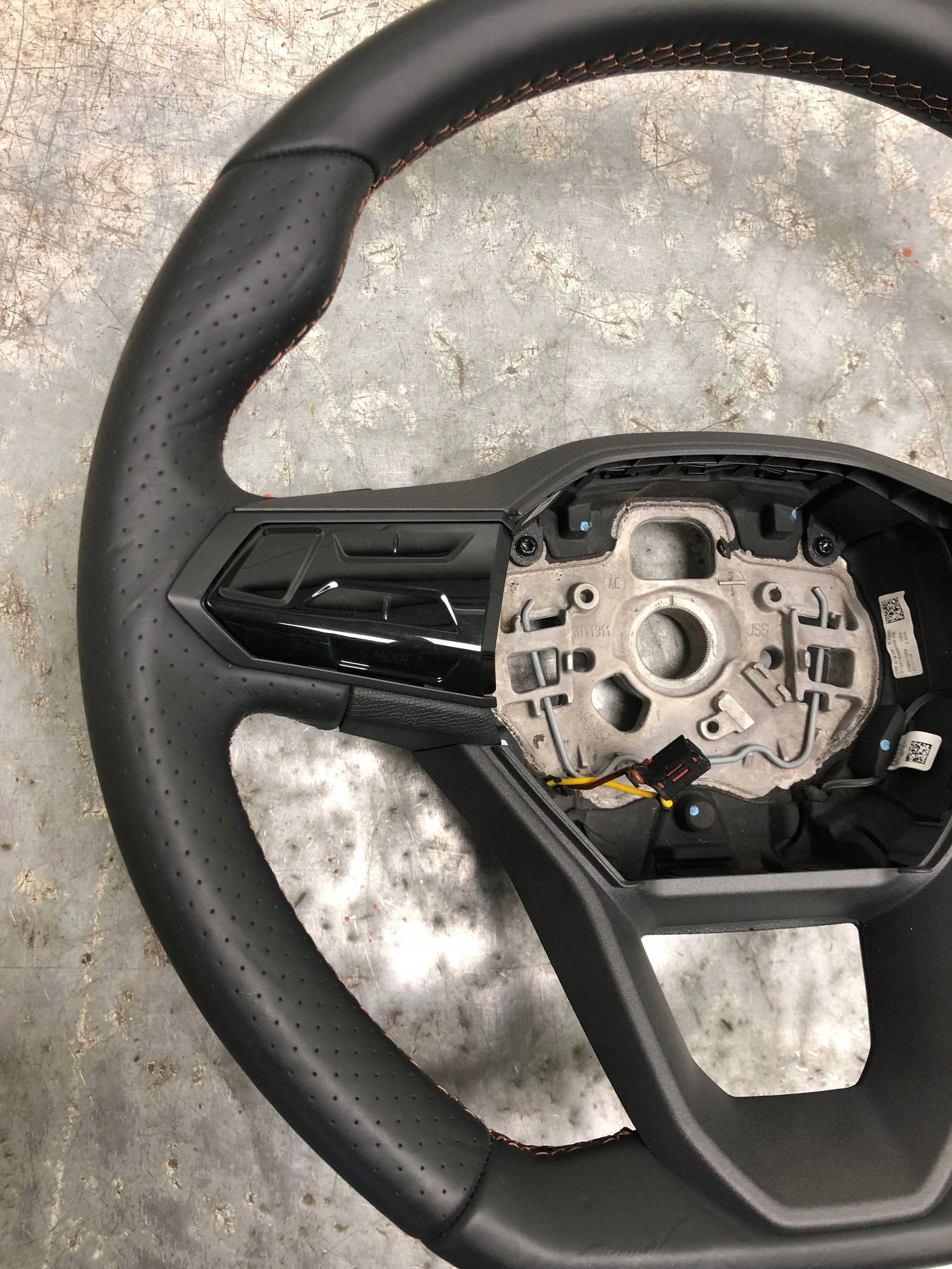 steering wheel, leather MULTIFUNKCJA DOTYKOWA CUPRA BORN 10E419091R
