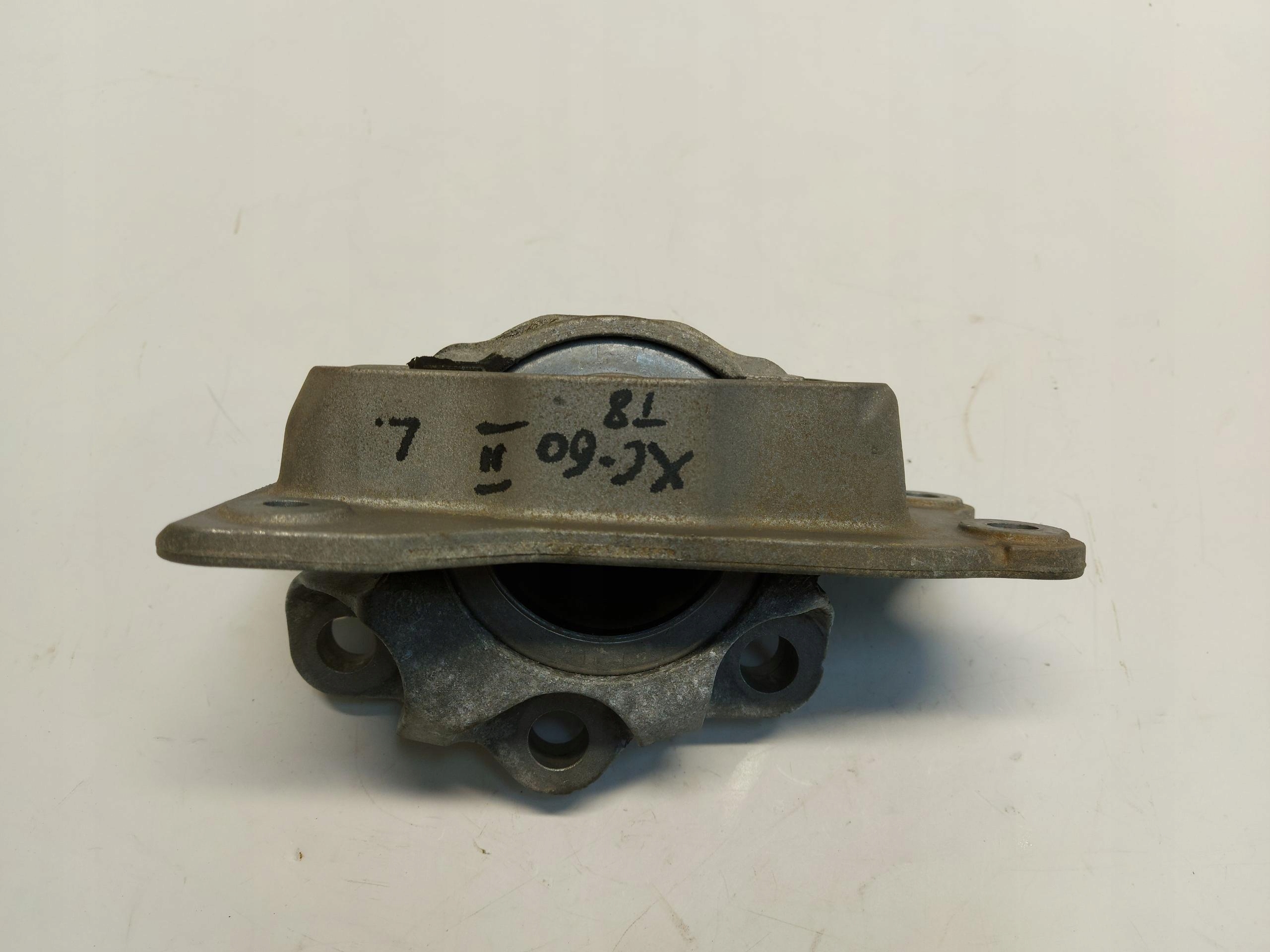 Volvo XC60 II 2020 holder engine mount left 2.0 t8 xc60 ii