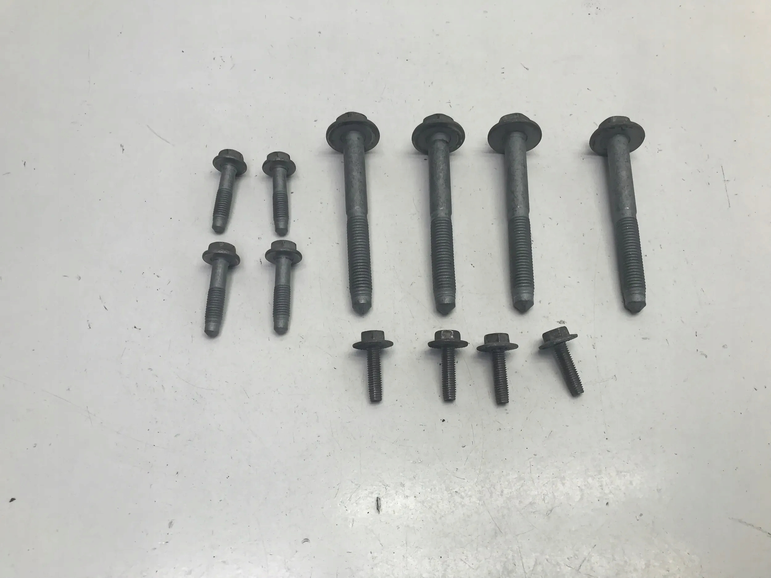 TESLA MODEL Y 2023 ŚRUBA ŚRUBY ZAWIESZENIA TYŁ