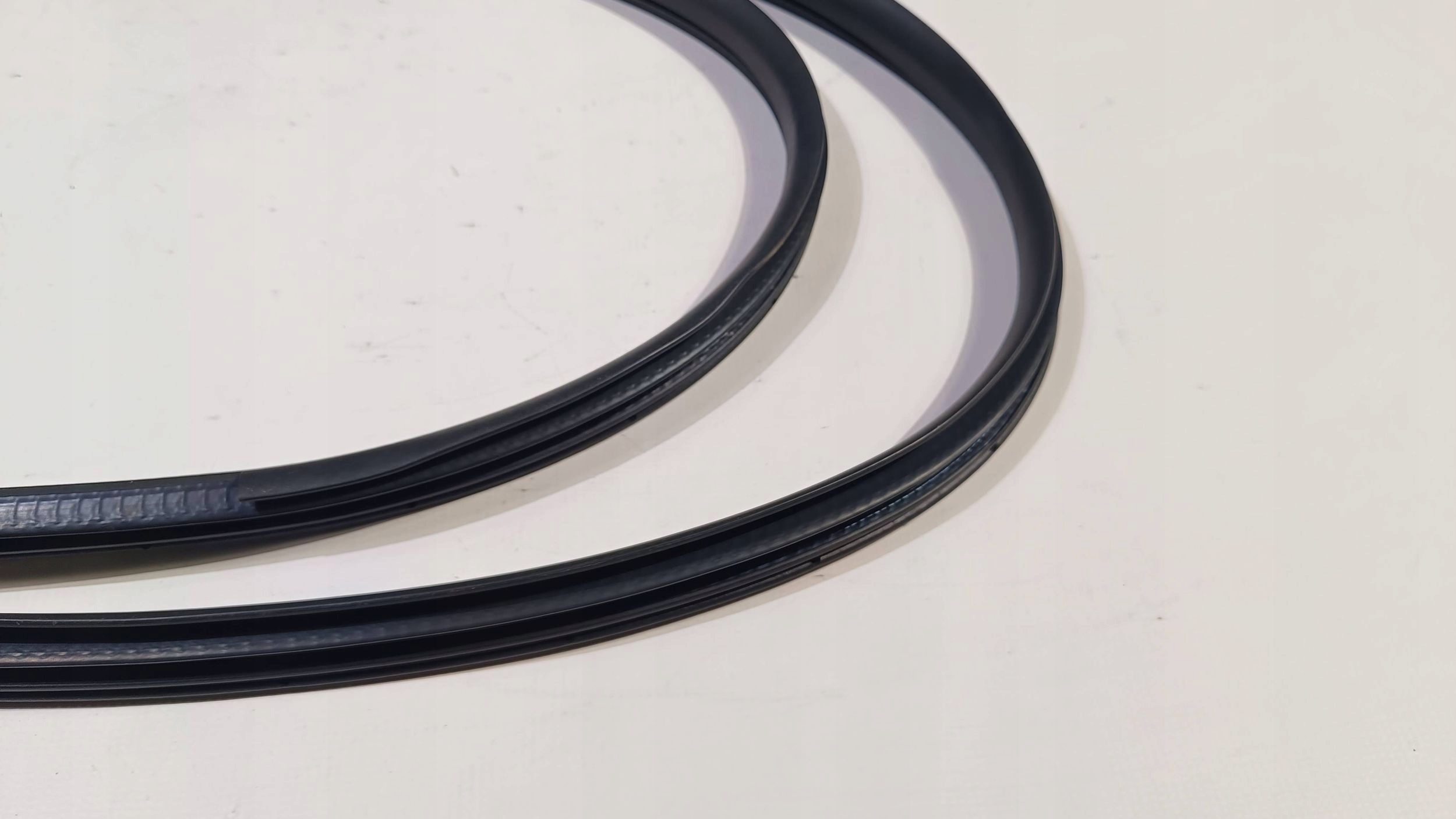 rubber gasket right door przednich front prawych Ford Explorer V 2016