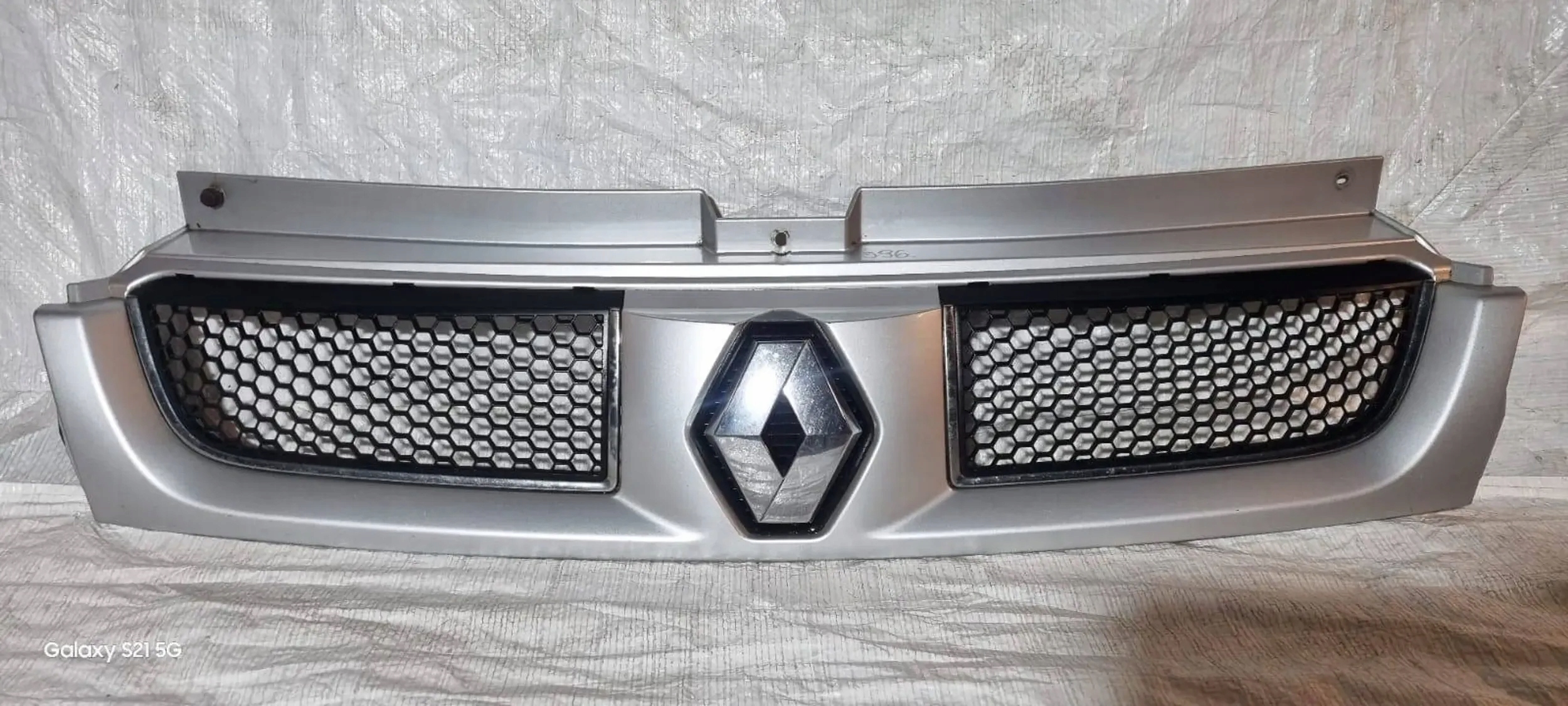 решетка радиатора переднего opel Vivaro II 01-