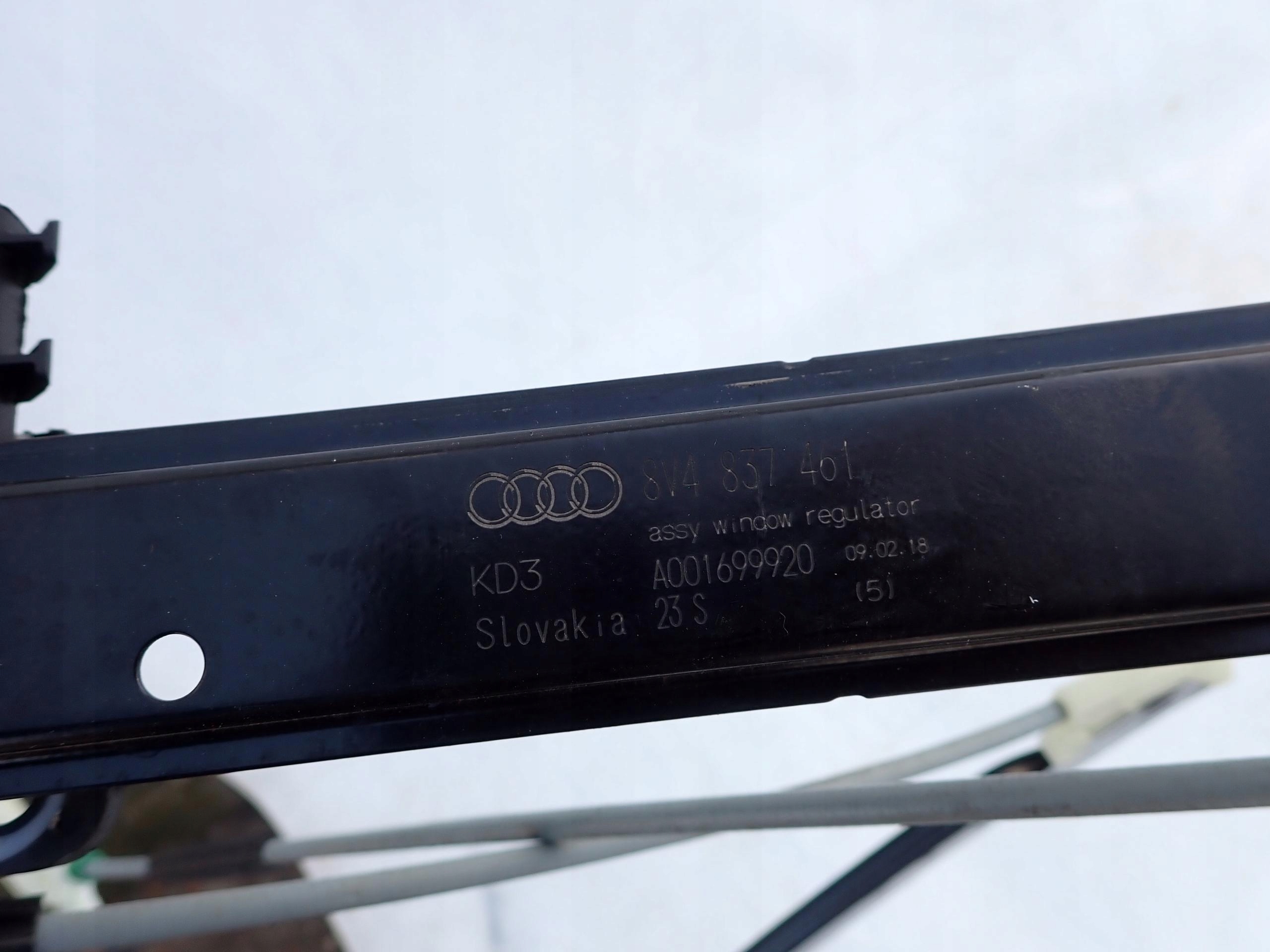AUDI A3 8V window regulator left front 8V4837461