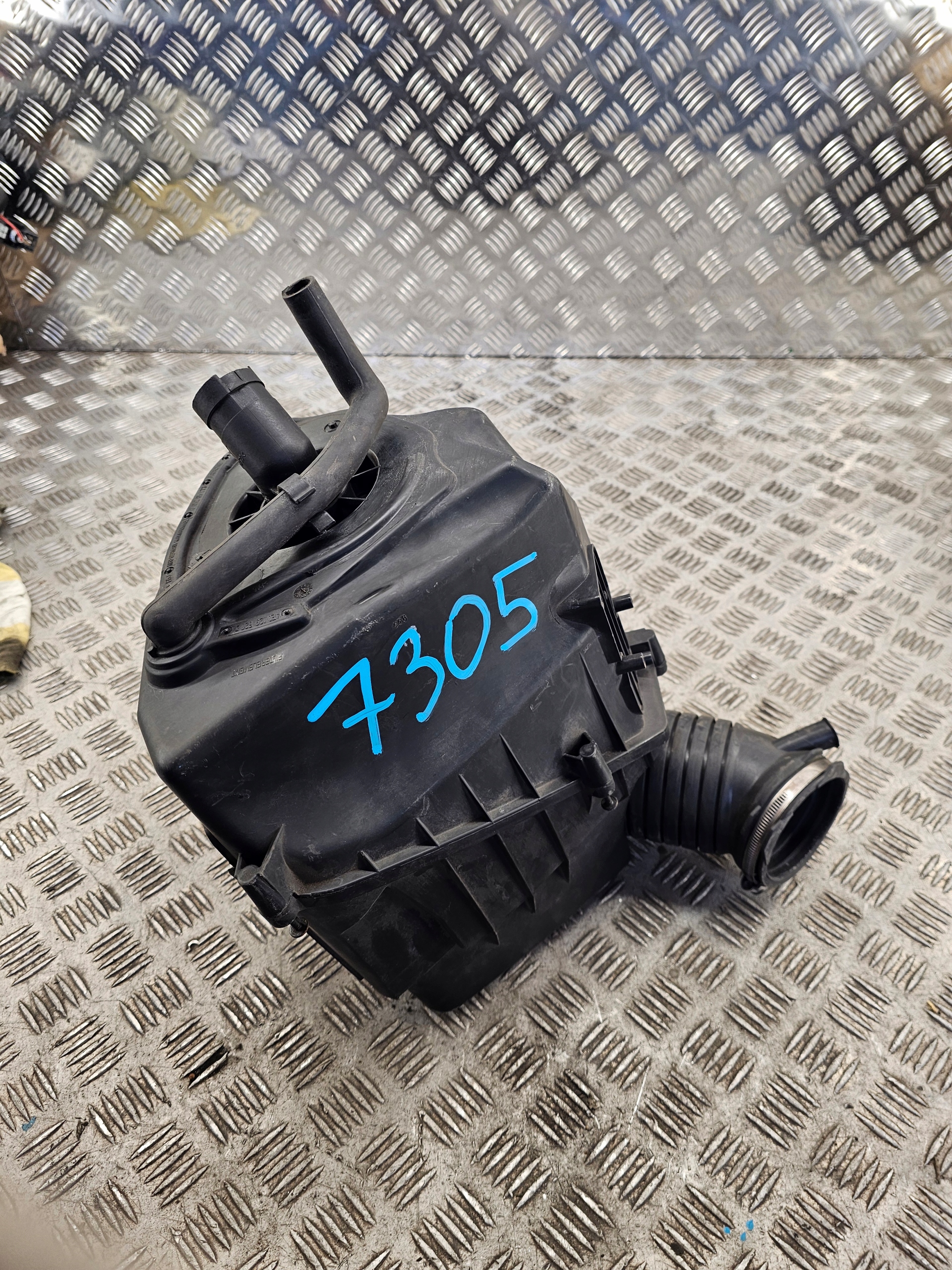 07C133835J obal filtru vzduchový AUDI A8 D3 W12