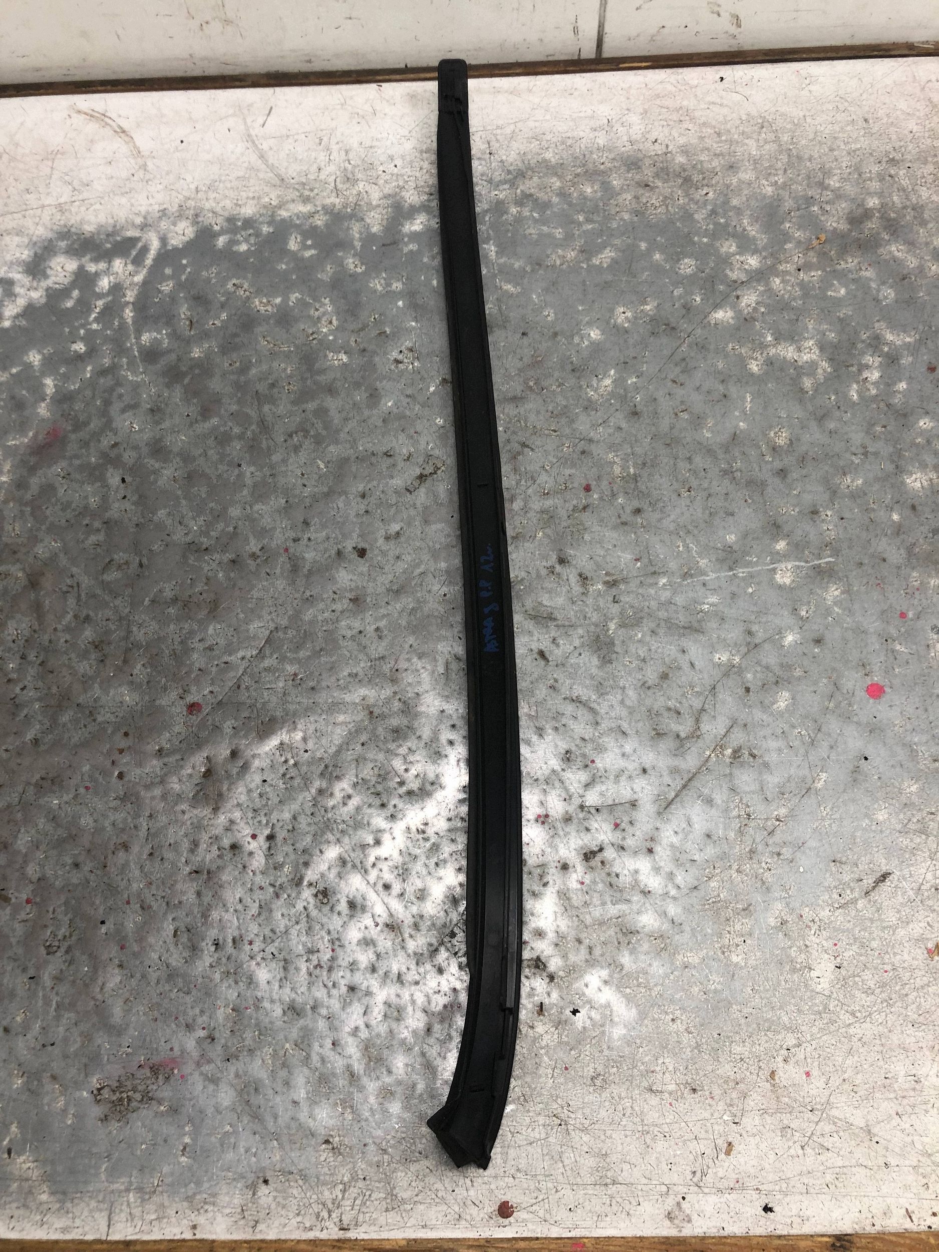 moulding windows windscreen right front OPEL ASTRA J 13280302