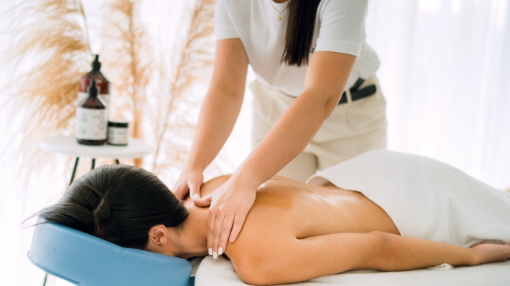 OLEJEK DO MASAŻU ROZŚWIETLAJĄCY JAŚMIN&OLEJ ZE SŁODKICH MIGDAŁÓW VCEE 200ML Pojemność 200 ml