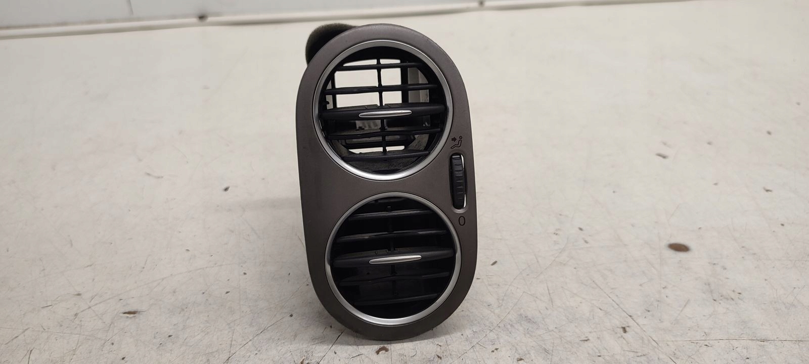 grid air conditioning devices left VW Tiguan and