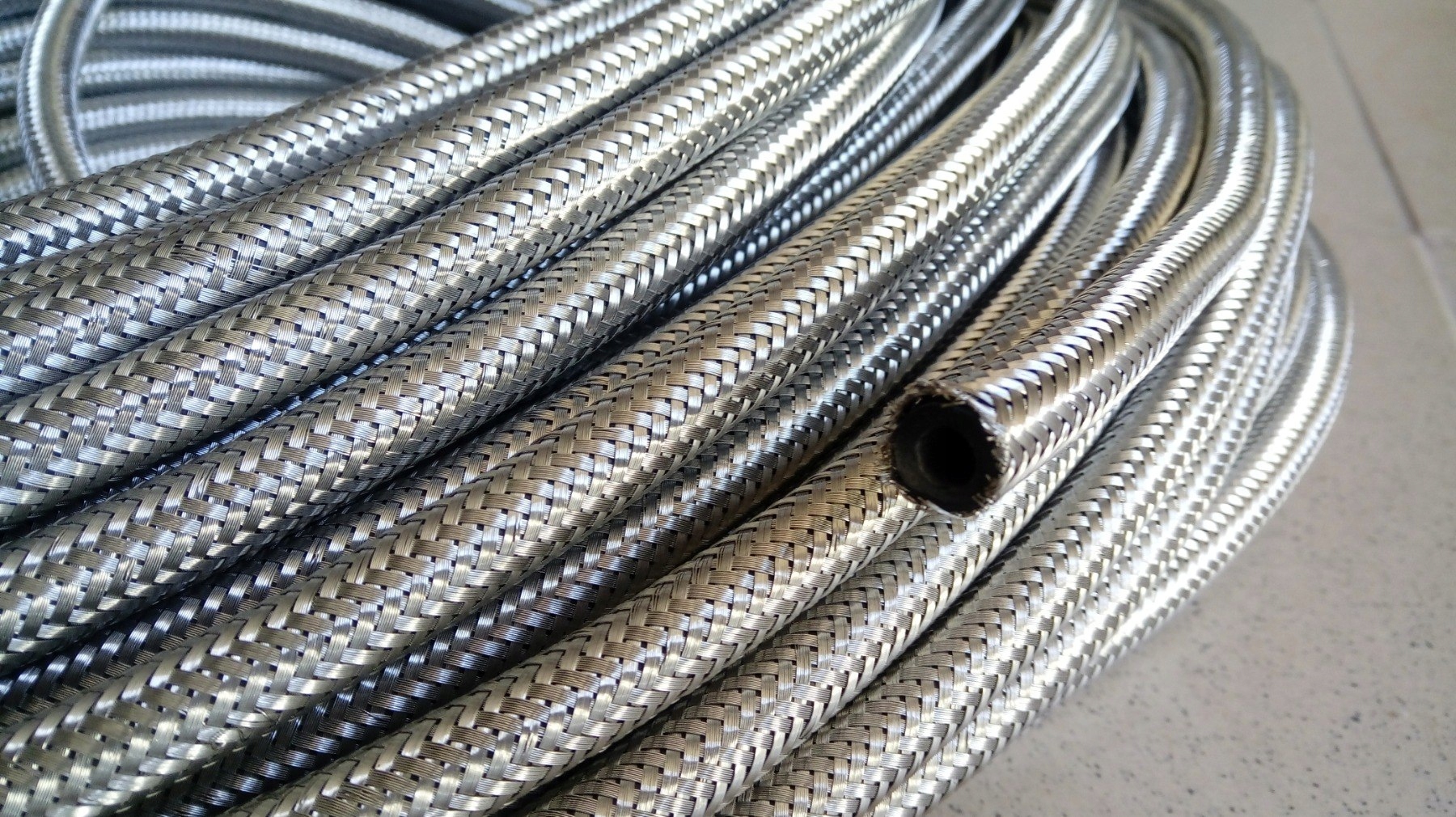 

Wąż do benzyny i oleju w oplocie stalowym 5.5mm (6