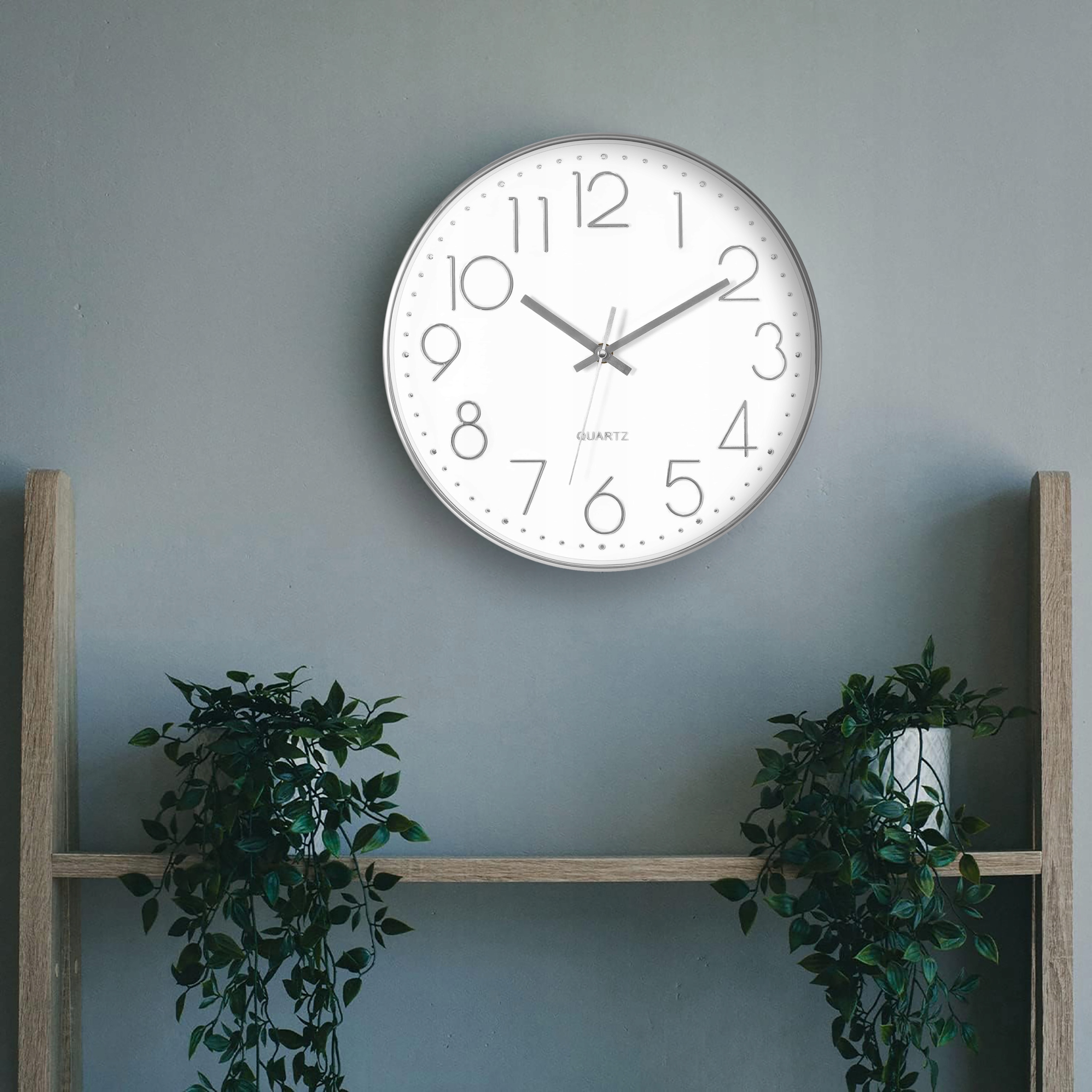 ZEGAR ŚCIENNY DUŻY OKRĄGŁY BEZGŁOŚNY SREBRNY CZYTELNY 30 cm NA ŚCIANĘ Cechy dodatkowe mechanizm kwarcowy