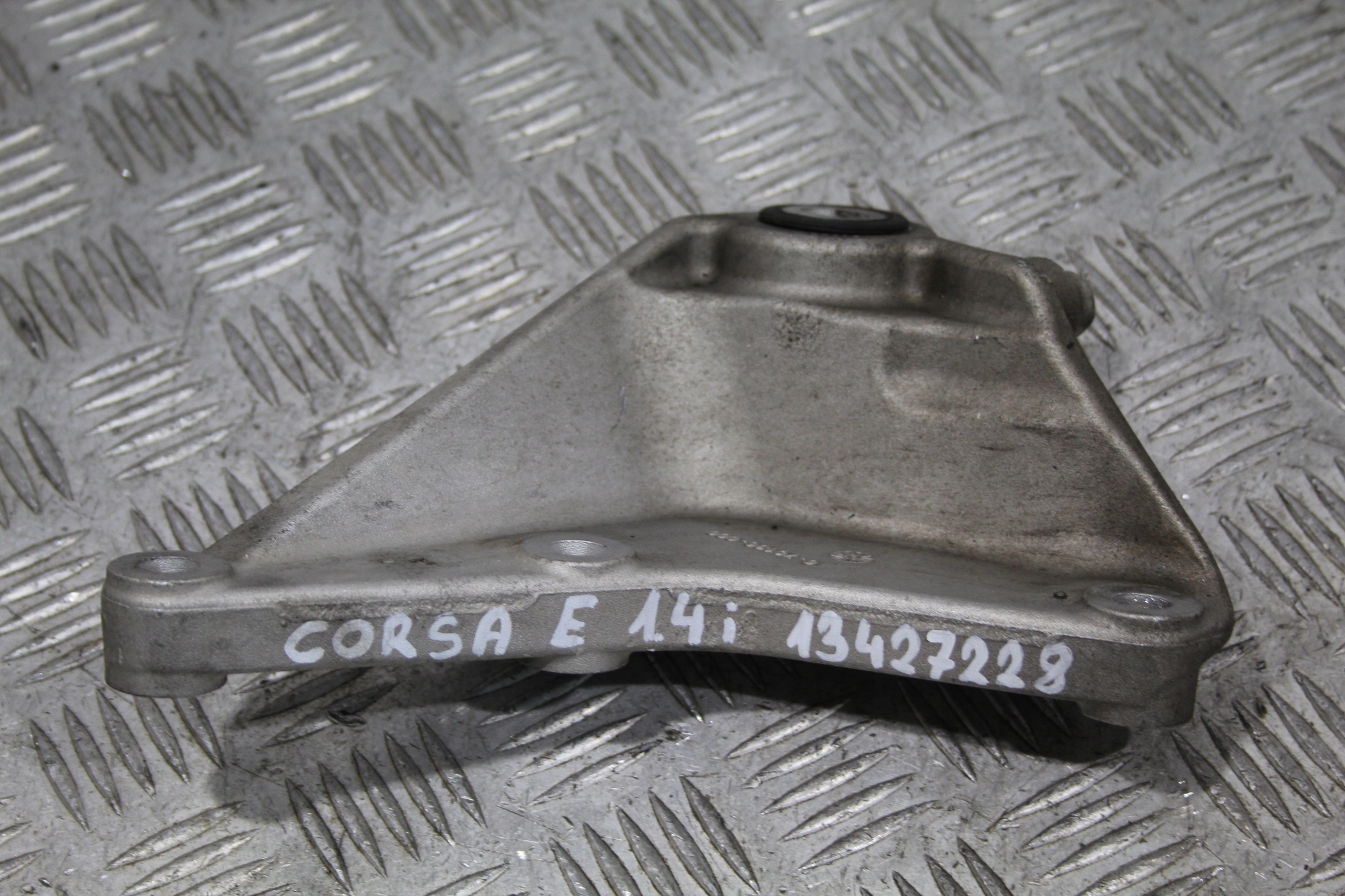 SUPPORT SUPPORT PLAQUE MOTEUR OPEL CORSA E 13427228