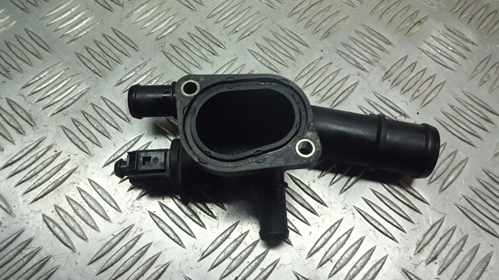 OBUDOWA TERMOSTATU SKODA FABIA I 1.9TDI 038121132D