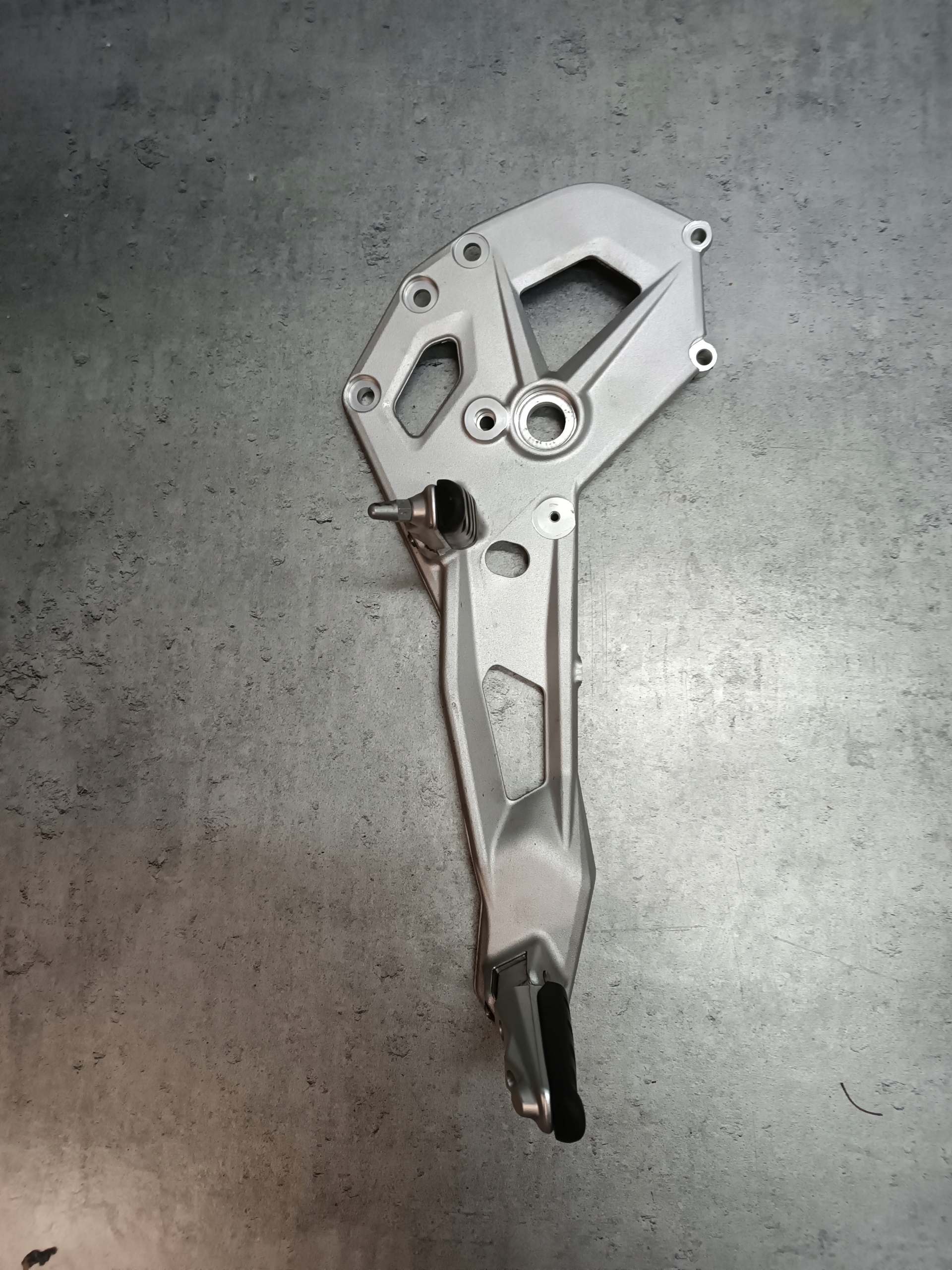 8404013 - BMW F 900R 2022R КРОНШТЕЙН ПОДНОЖКИ Л