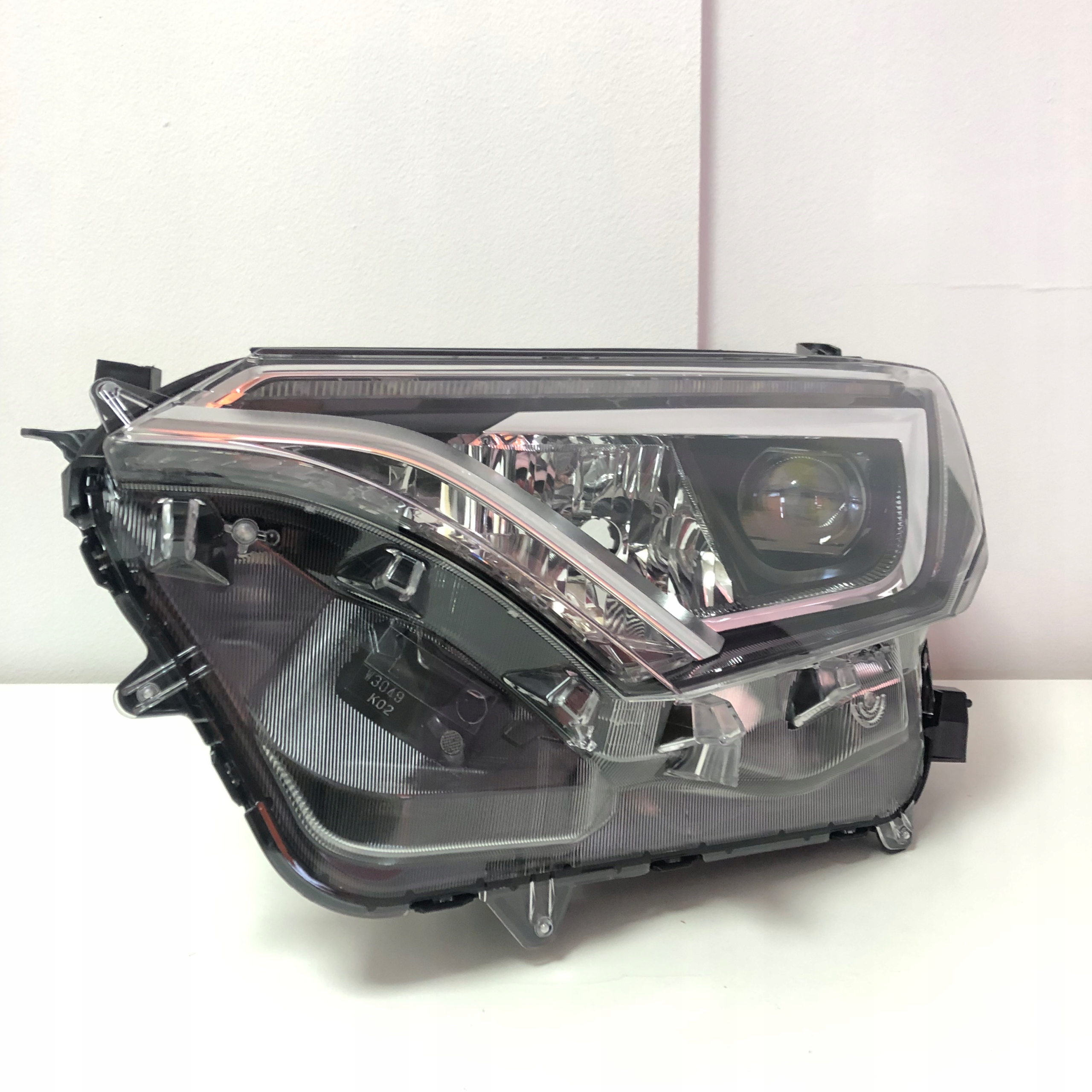 RAV4 REFLEKTOR LEWY PRZEDNI, NOWY, ORYGINALNY Strona zabudowy lewa