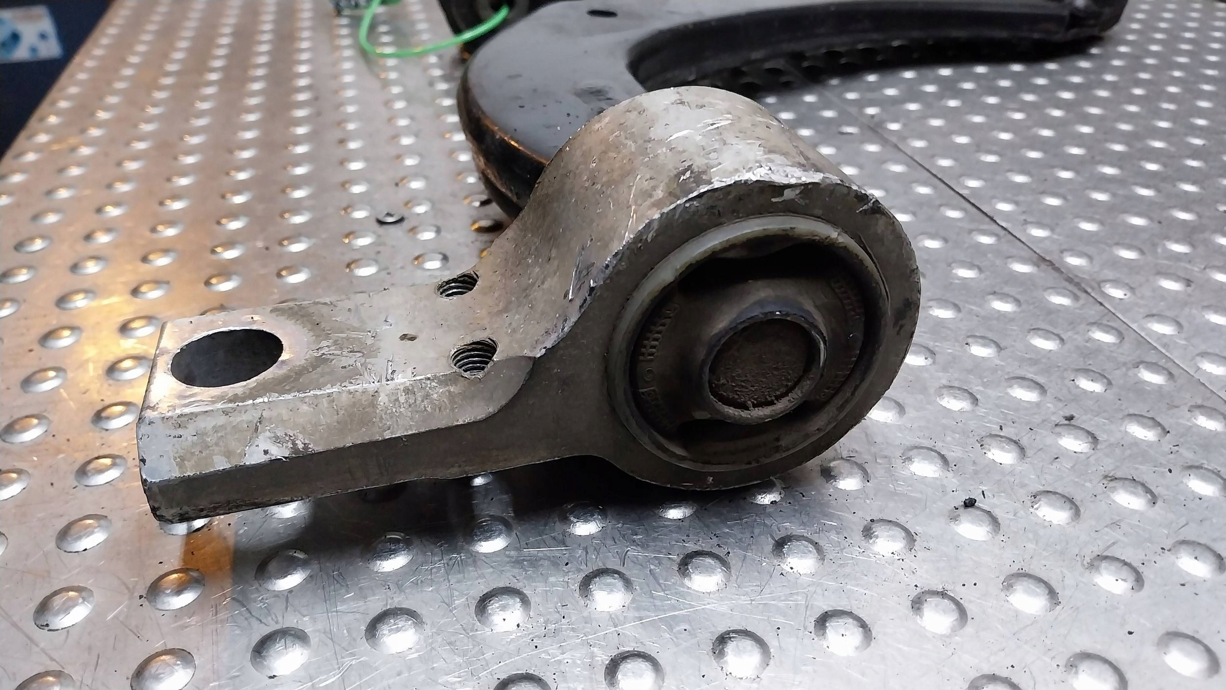 arm right front 2S61-3042-DA FORD FIESTA FUSION MK6