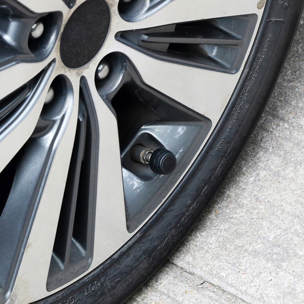 4 CZUJNIKI CIŚNIENIA W KOŁACH DO OPON TPMS LCD SOLARNY TEMPERATURA AG678 Liczba sztuk 4 szt.