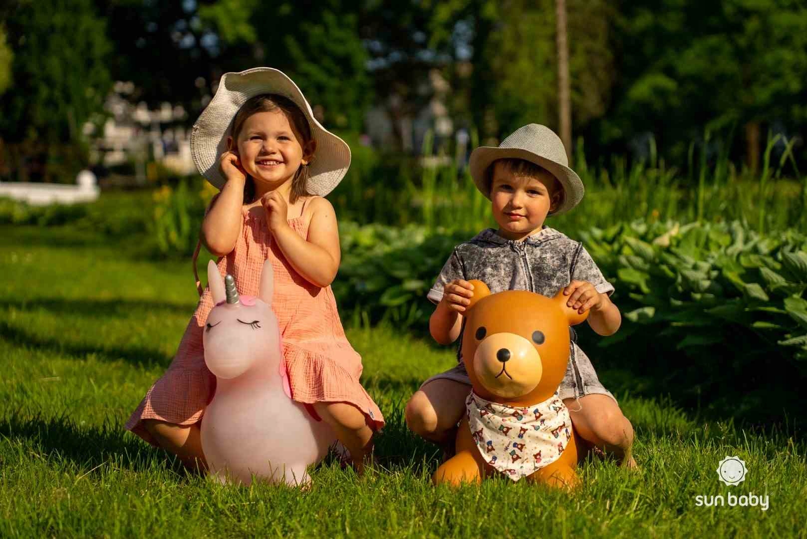 Skoczek gumowy dla dzieci TEDDY 52 cm brązowy z bandaną do skakania z pompk Kolor beżowy
