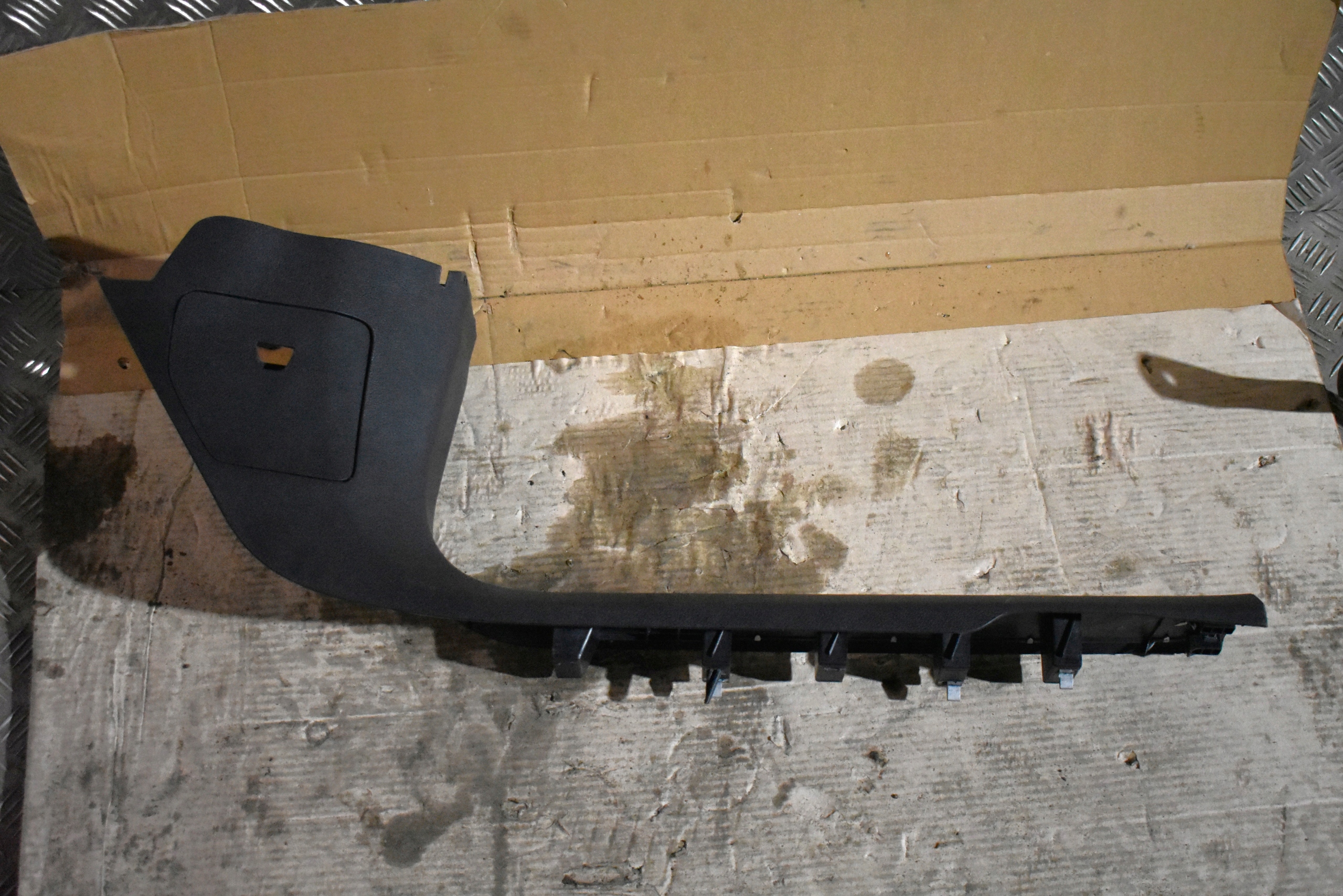 moulding cap of the threshold front right PORSCHE PANAMERA 971 PANAMERA 4 1